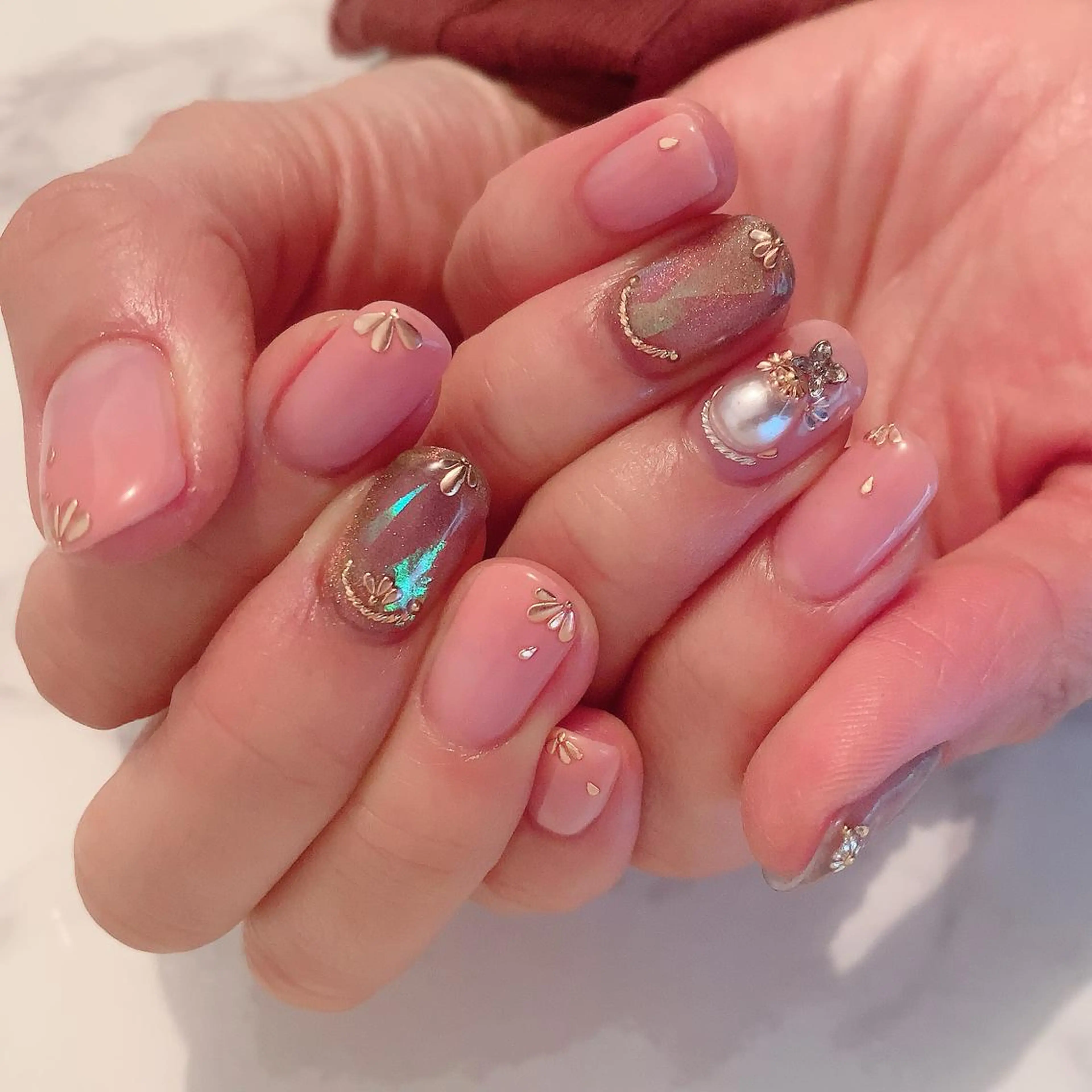 ネイル ジェルネイル グラデーション マグネットネイル ピンク atelier chic+のネイルデザイン