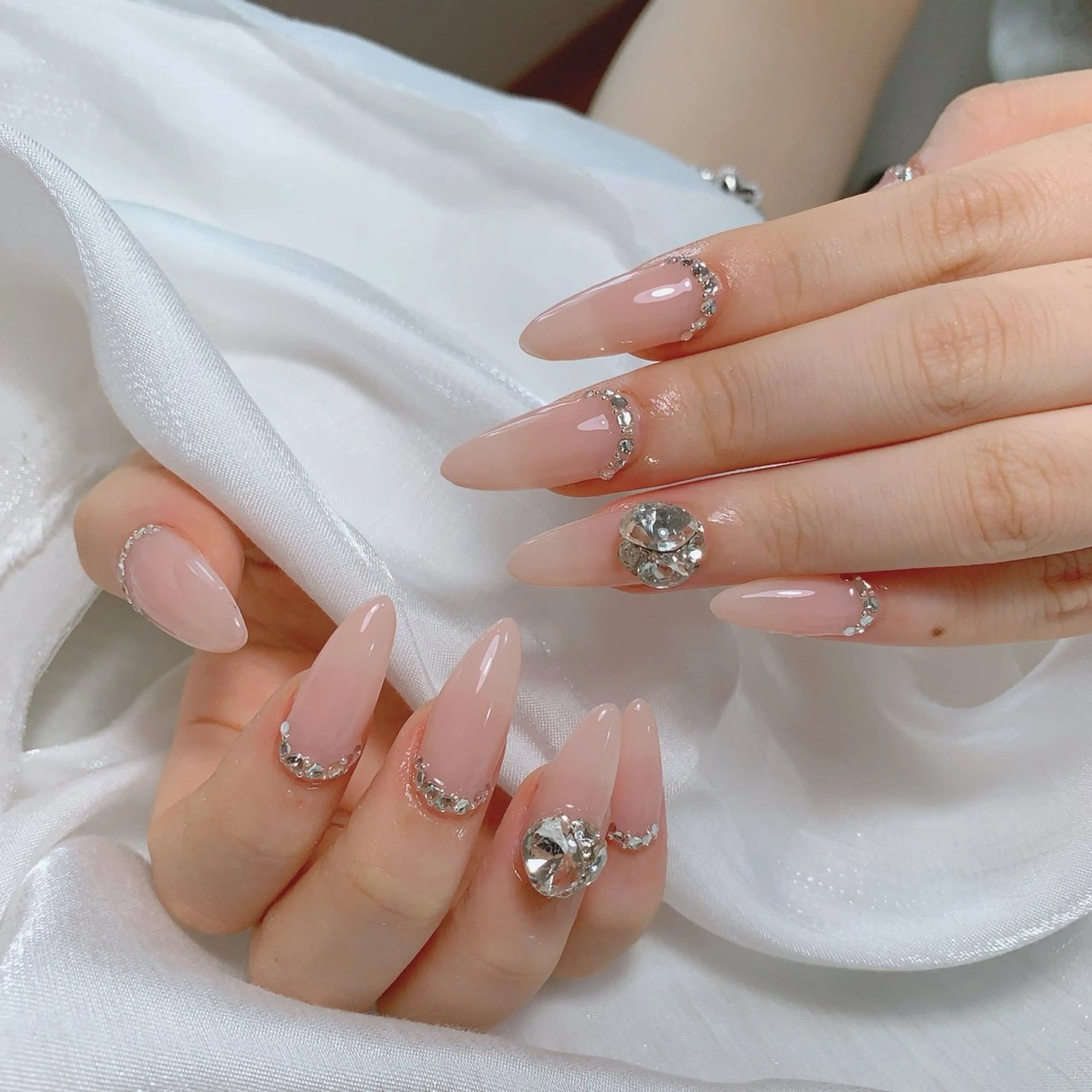 ネイル ブルー チークネイル フレンチネイル ハート ホログラムネイル ハンドネイル インフィニティ ネイルサロンのネイルデザイン