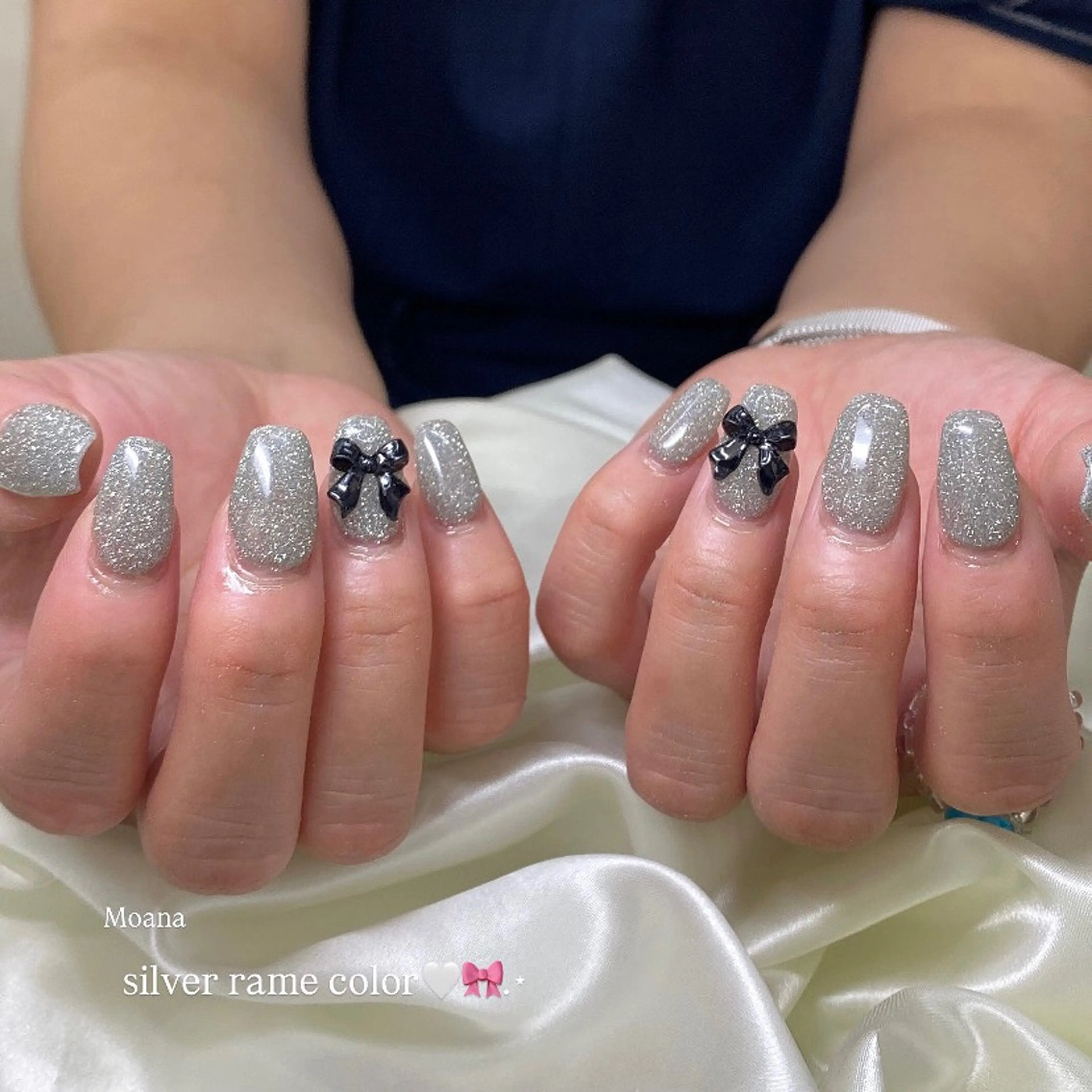 ネイル 韓国ネイル ラメ(グリッター) ワンカラーネイル リボン シルバー ハンドネイル Moana manamiのネイルデザイン