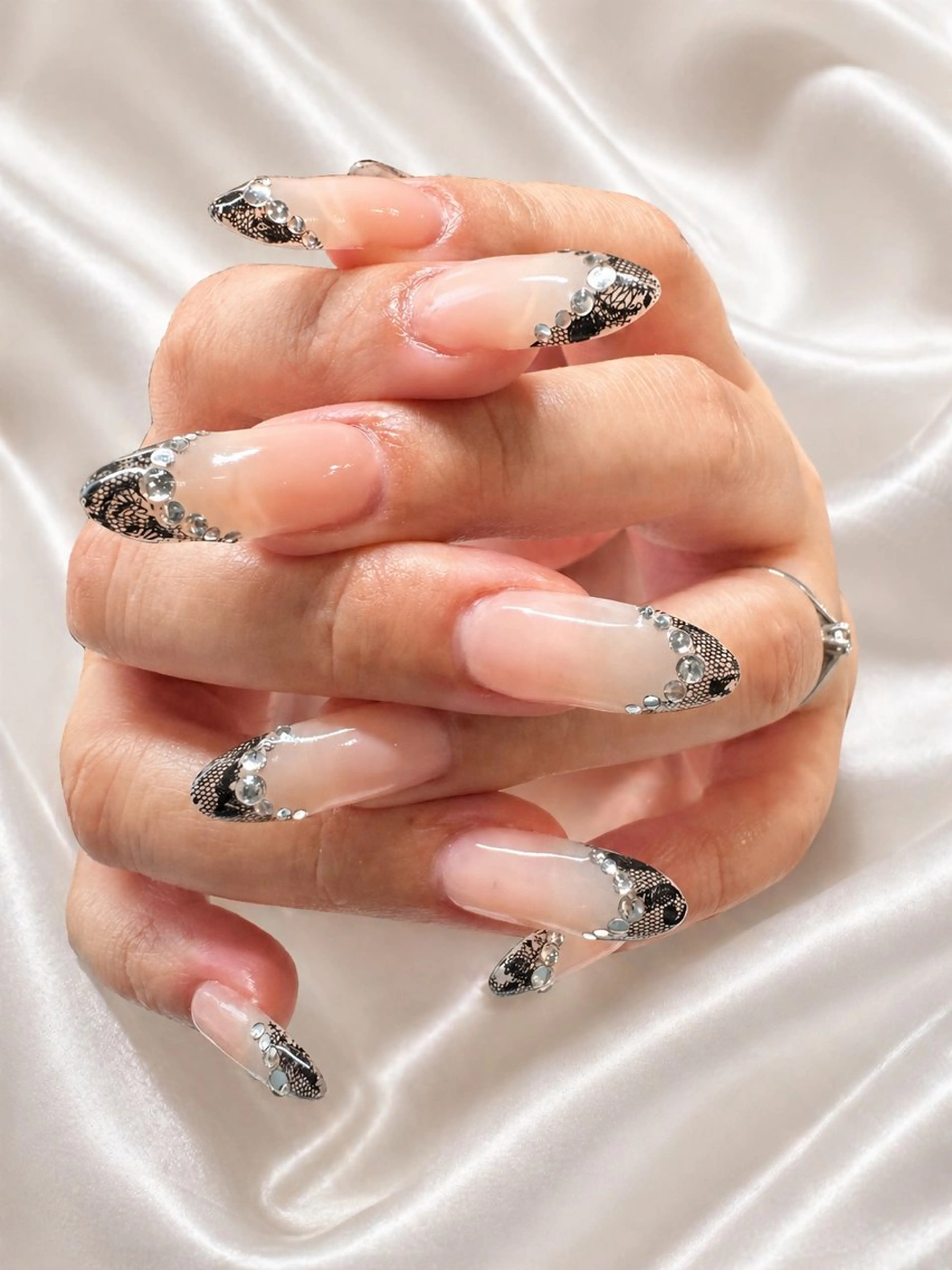 ネイル フレンチネイル レース Lily me.のネイルデザイン