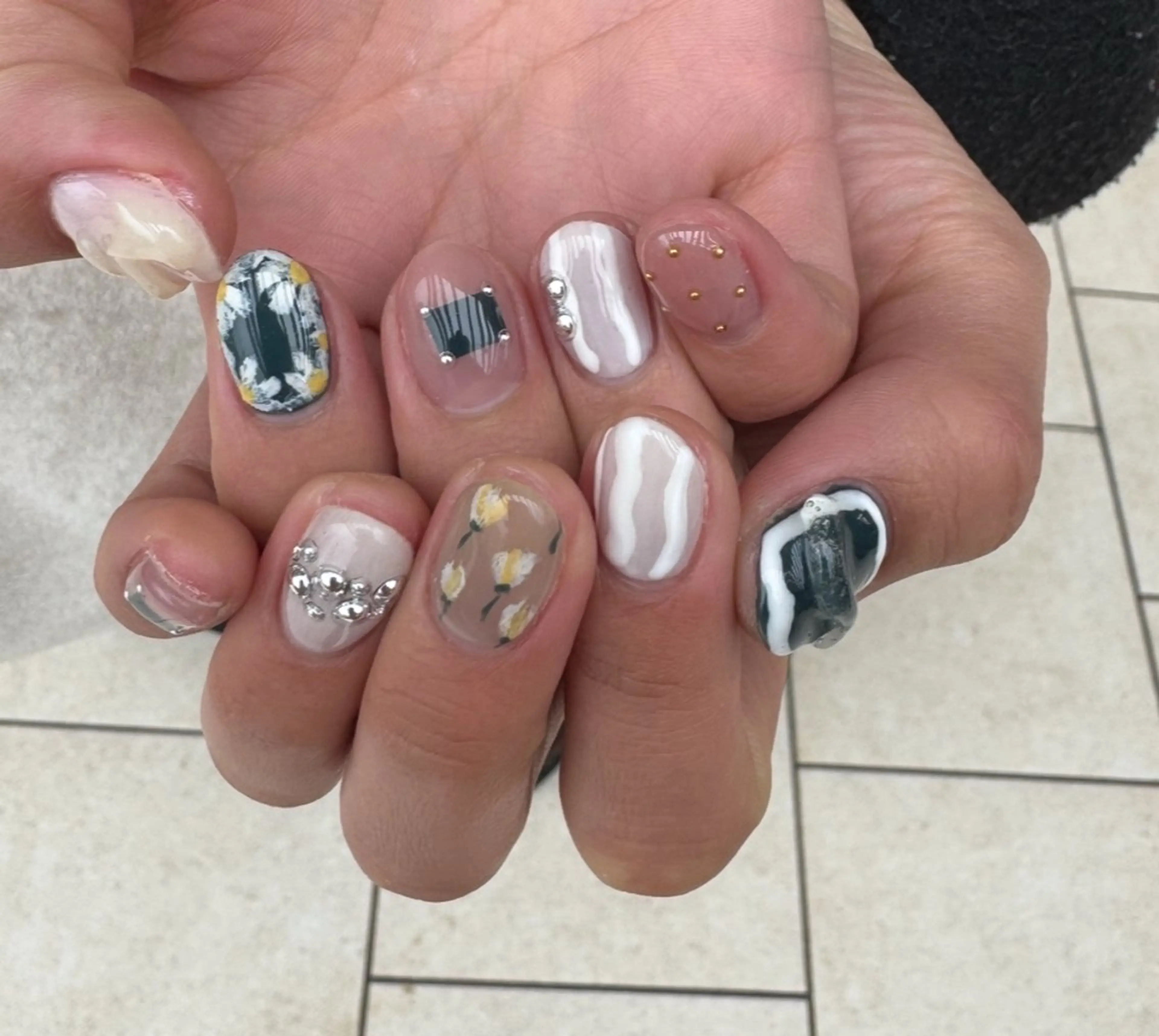 ネイル 成人式 キラキラネイル ニュアンスネイル オフィスネイル シンプルネイル Lililas サロン&スクールのネイルデザイン