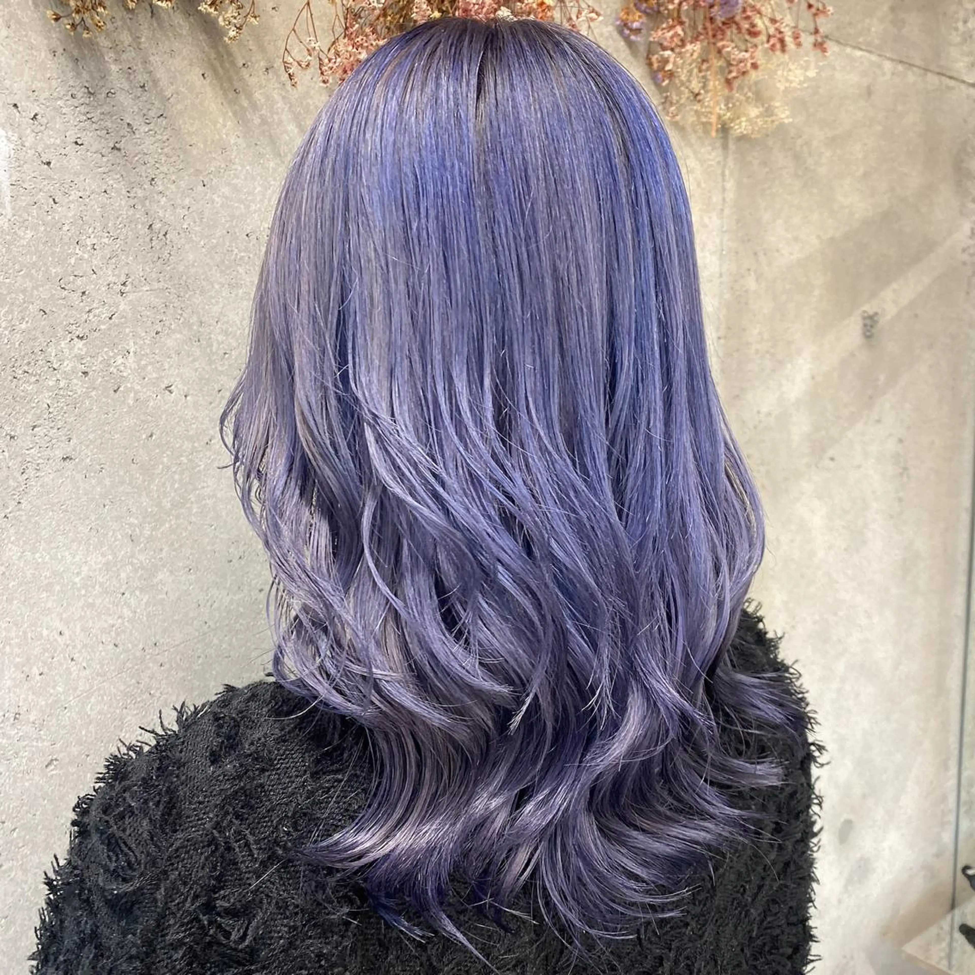 セミロング カラー アッシュ ハイトーンカラー ラベンダーカラー ラベンダーアッシュ レイヤーカット wakana 【ブリーチカラー】のヘアスタイル