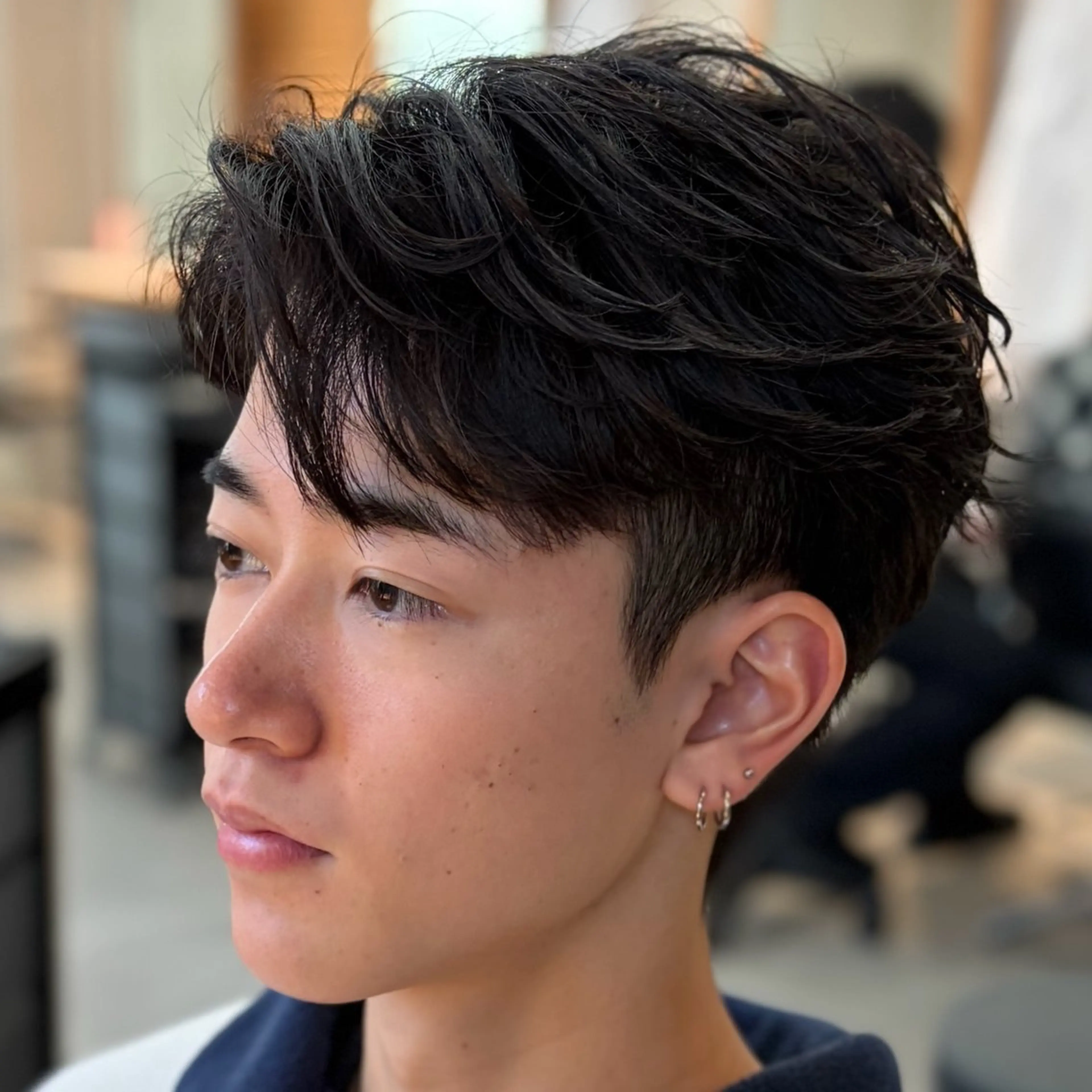パーマ メンズ センターパート フェザーパーマ メンズ韓国風 メンズパーマ 刈り上げ カット パーマ 男の理想を叶える🔥 メンズパーマ特化｜関のヘアスタイル