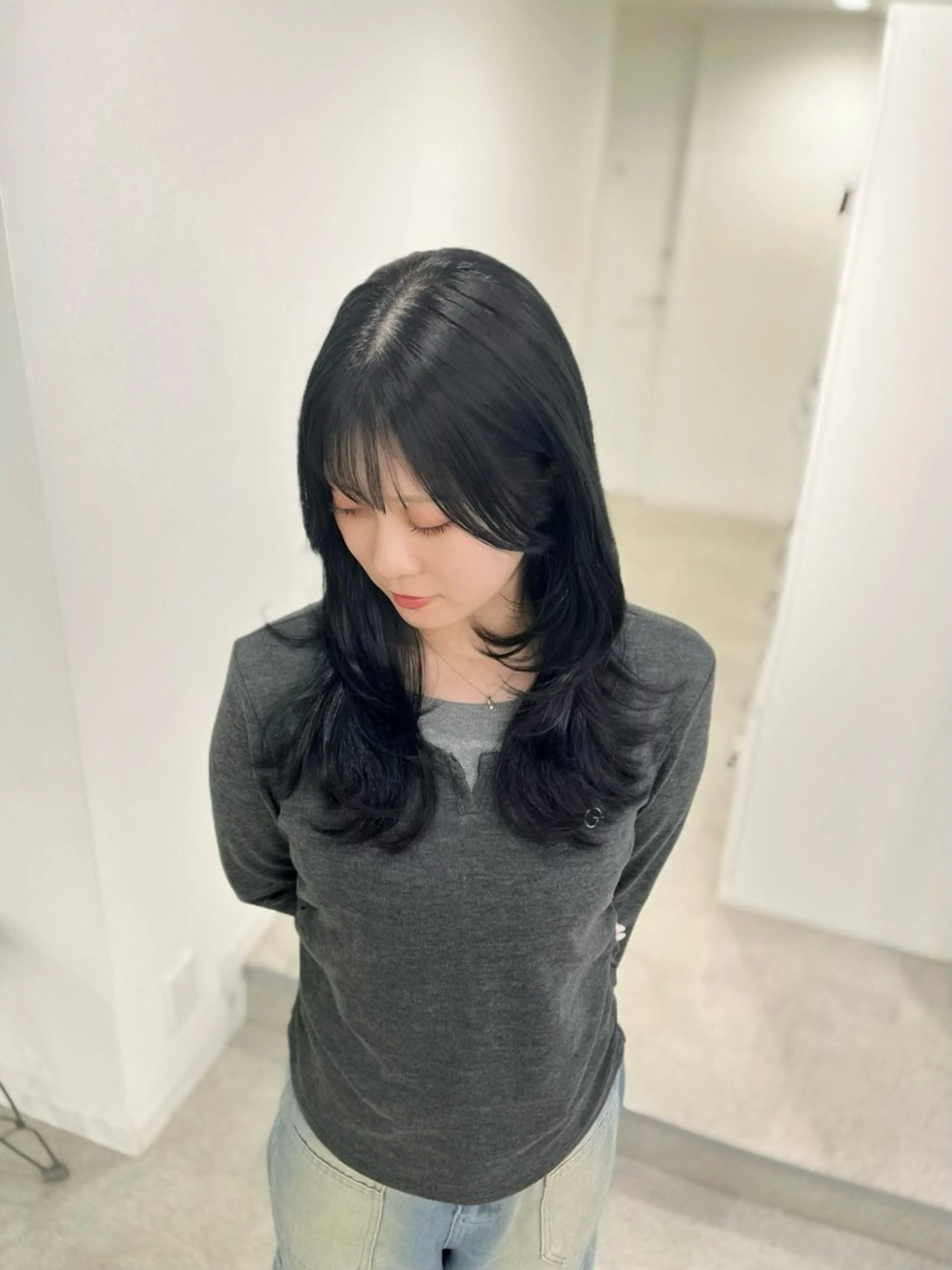 ミディアム カラー 黒髪 ブルーカラー ブルーブラック 縮毛矯正/ハイトーン /パーマ/せき🧸のヘアスタイル