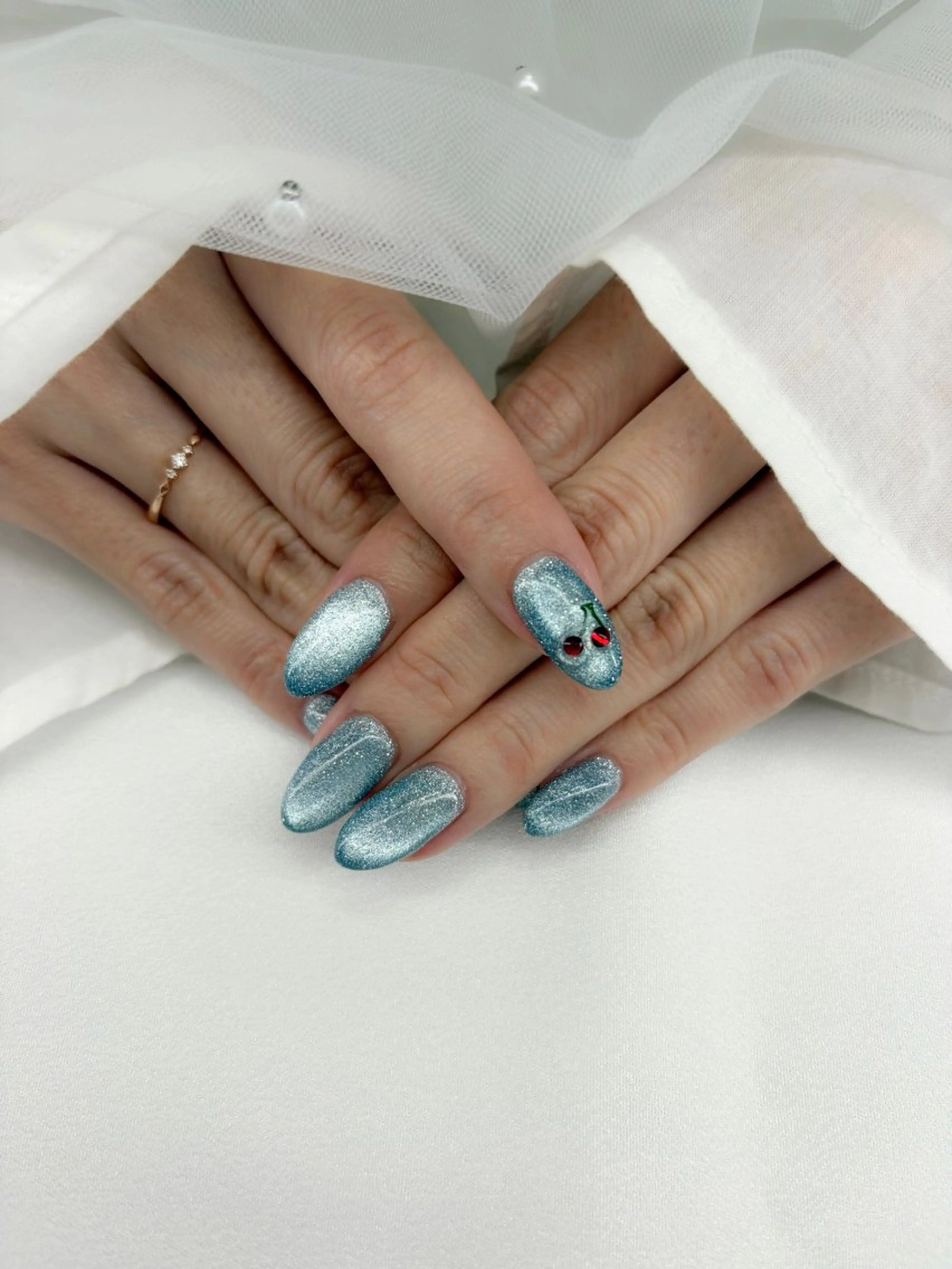 ネイル ブルー キラキラネイル マグネットネイル オフィスネイル ハンドネイル iro+ nailのネイルデザイン