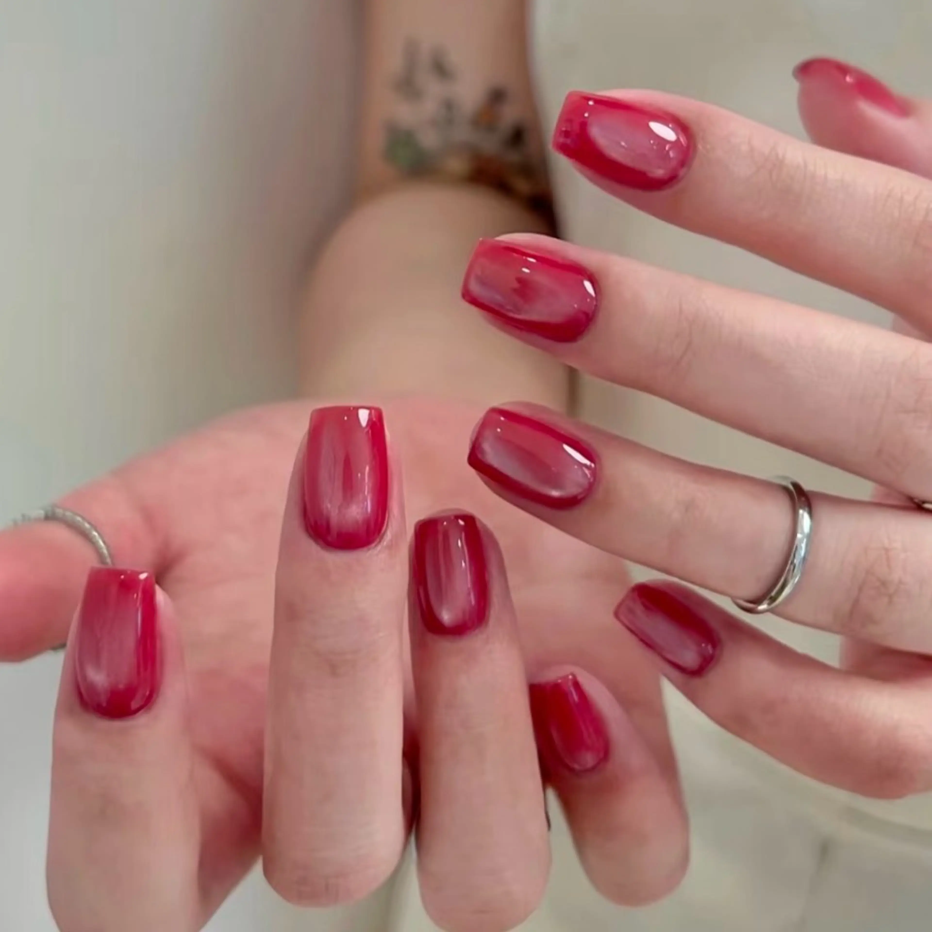 ネイル マグネットネイル 赤色 ANOVA アノヴァのネイルデザイン