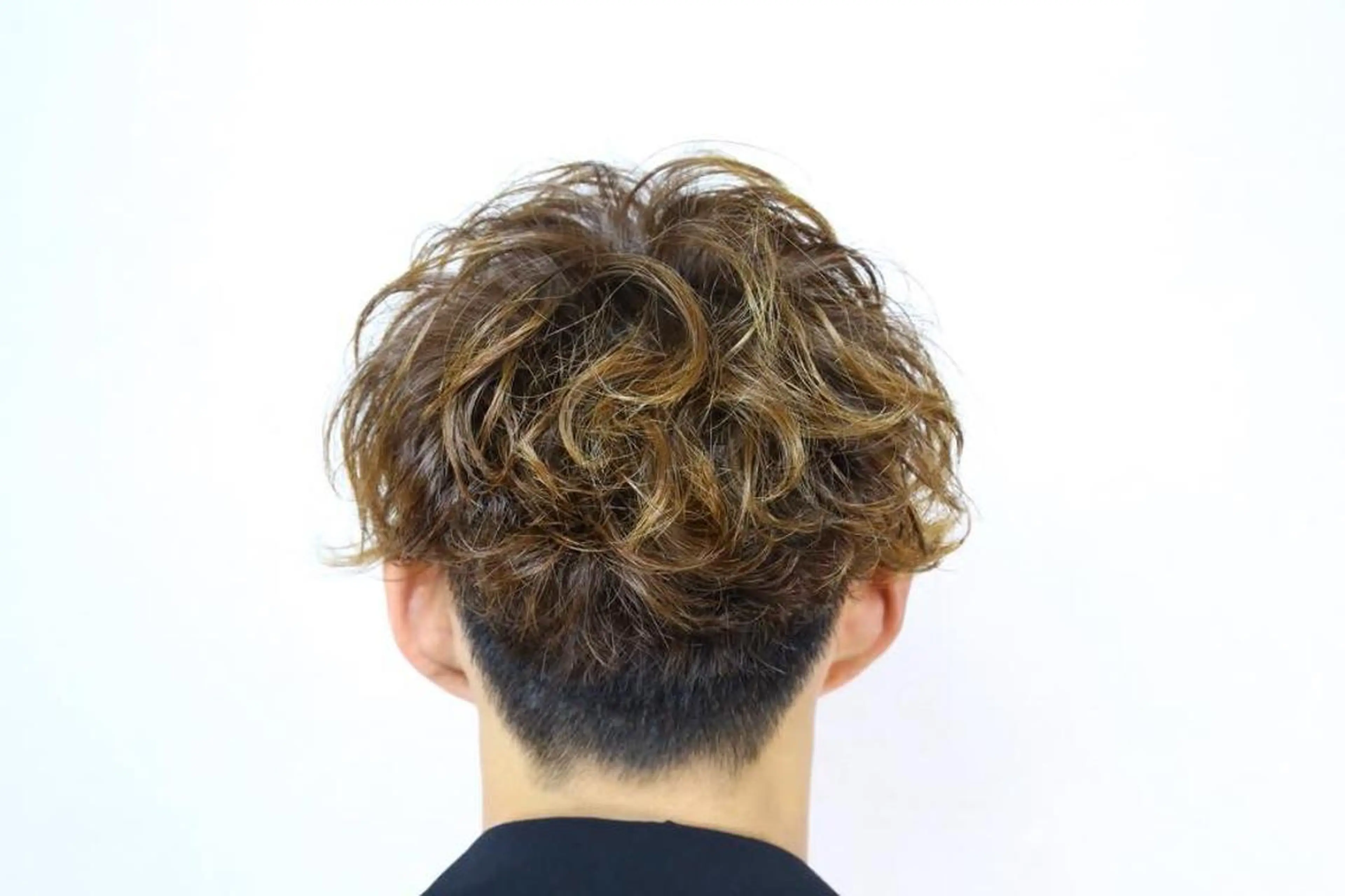 ショート カラー パーマ メンズ マッシュ メンズパーマ 刈り上げ 外ハネヘア Vir by browのヘアスタイル