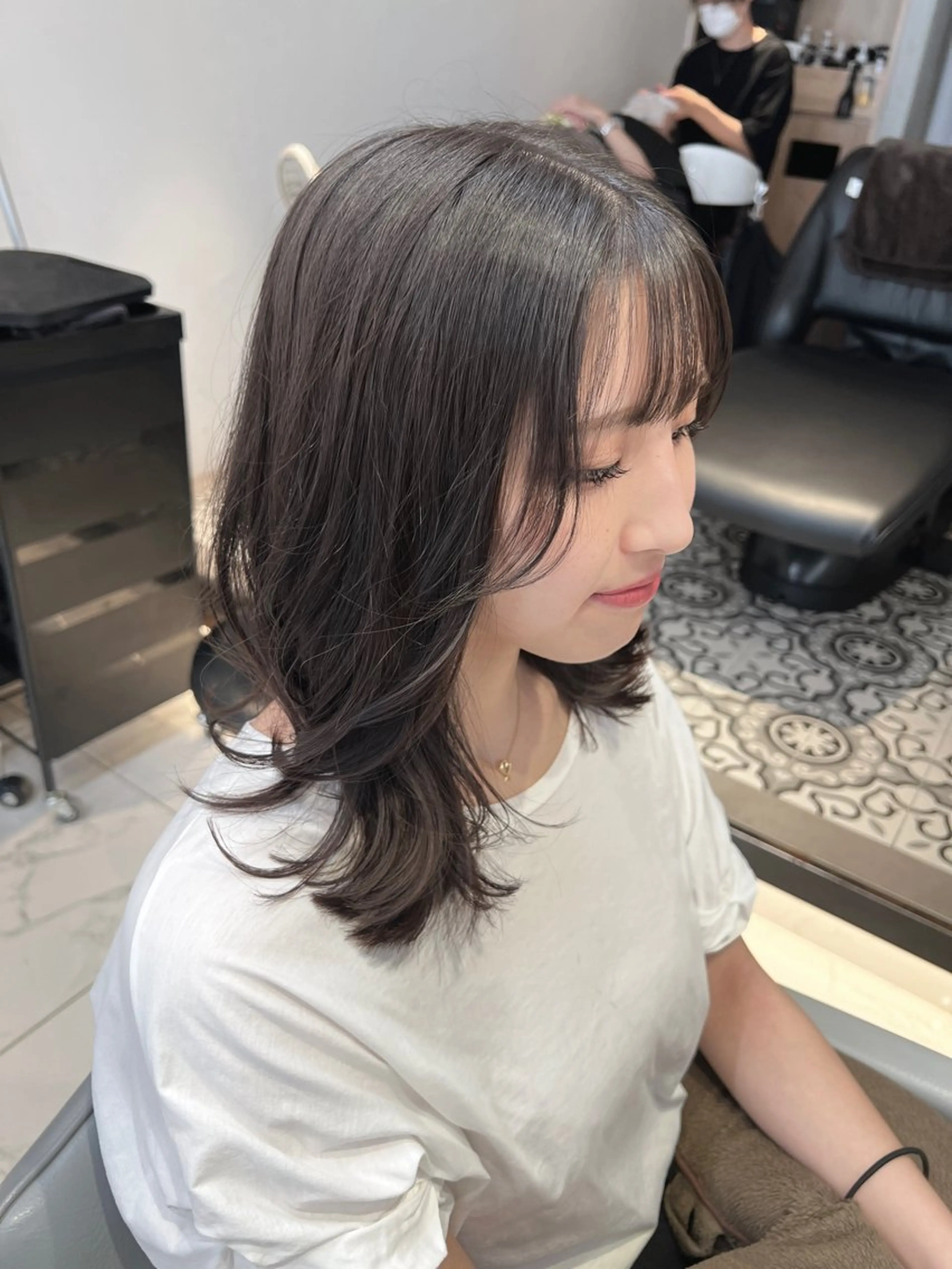 ミディアム カラー グレージュ 外ハネヘア カット ヘアカラー トリートメント ヘッドスパ ヘアセット 似合わせくすみカラー /縮毛/川添桃花のヘアスタイル