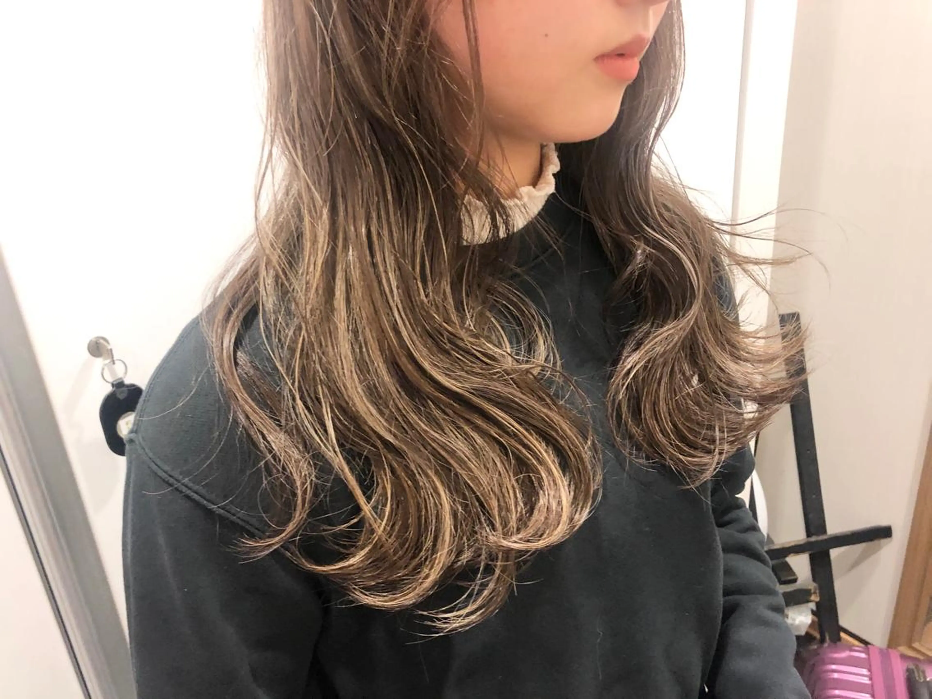 ロング カラー ベージュカラー ハイライトカラー ミルクティーベージュ ハイライト ヘアカラー 新井 友菜のヘアスタイル