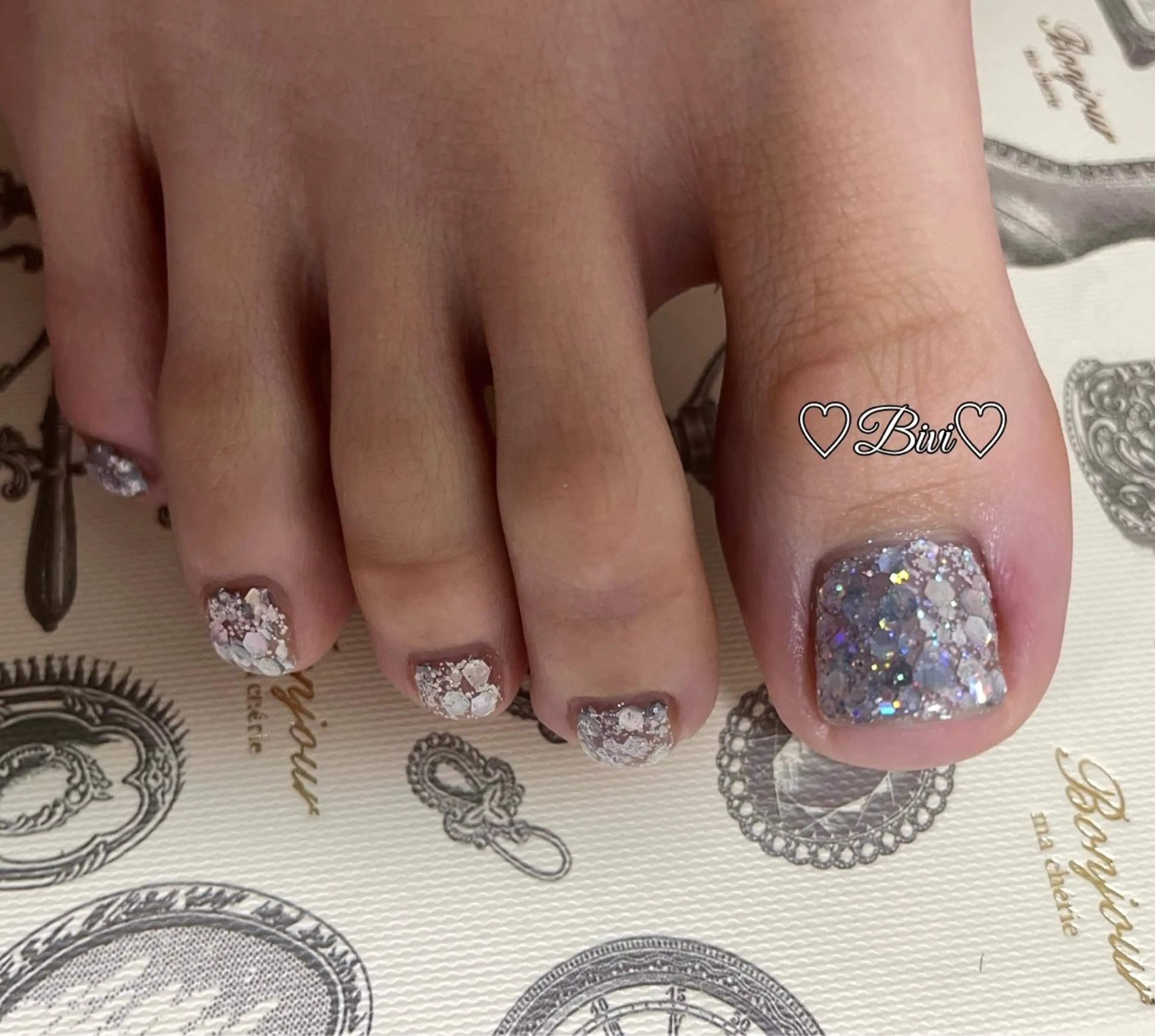 ネイル アートネイル フラッシュネイル フットネイル ラメ(グリッター) シルバー ♡Bivi♡自爪に 優しいネイルサロンのネイルデザイン
