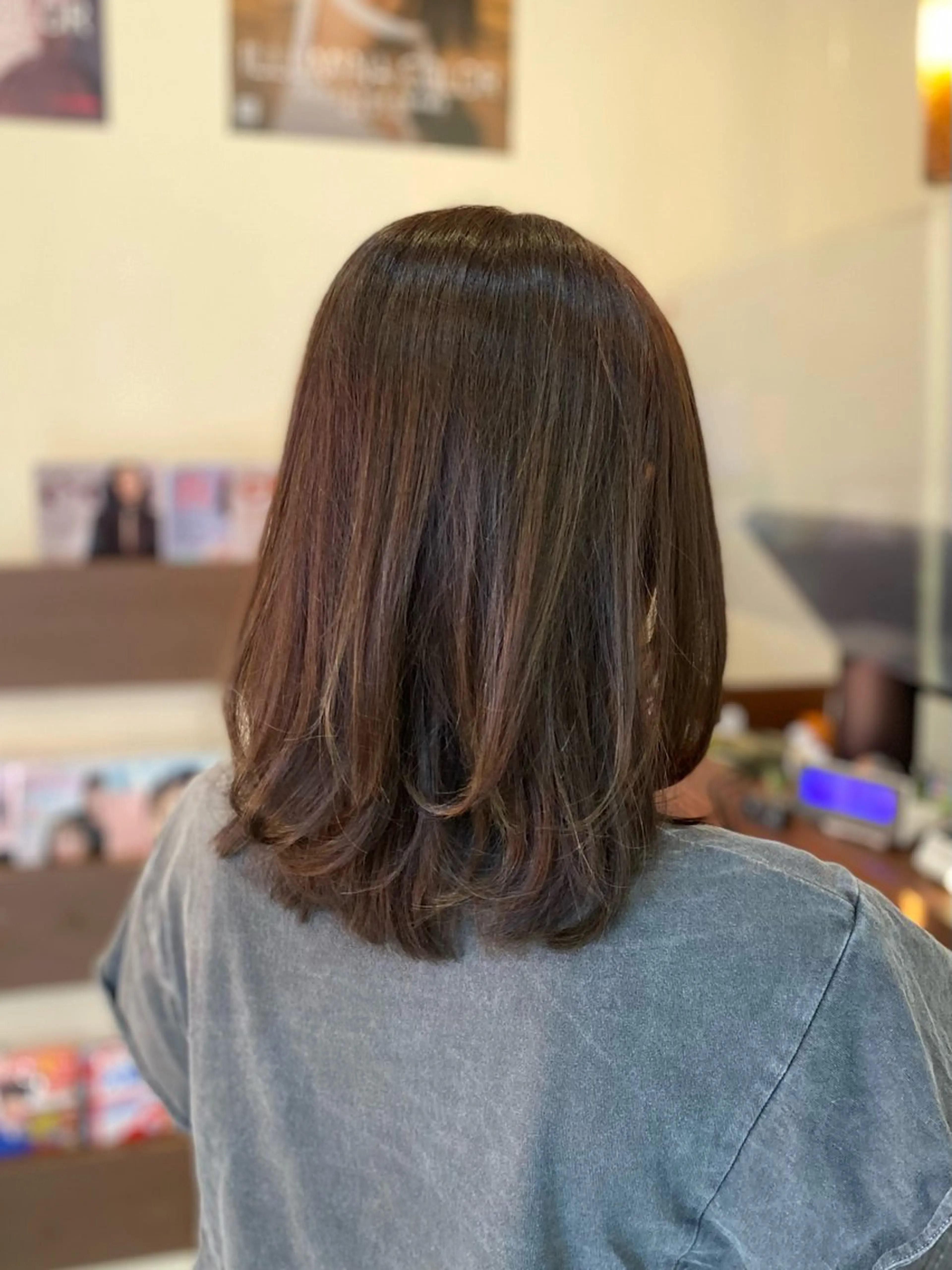 ミディアム カラー ブラウンカラー くすみブラウン イルミナカラー くびれヘア くびれレイヤー カット ヘアカラー トリートメント Aphrodite 横手 亜紀のヘアスタイル