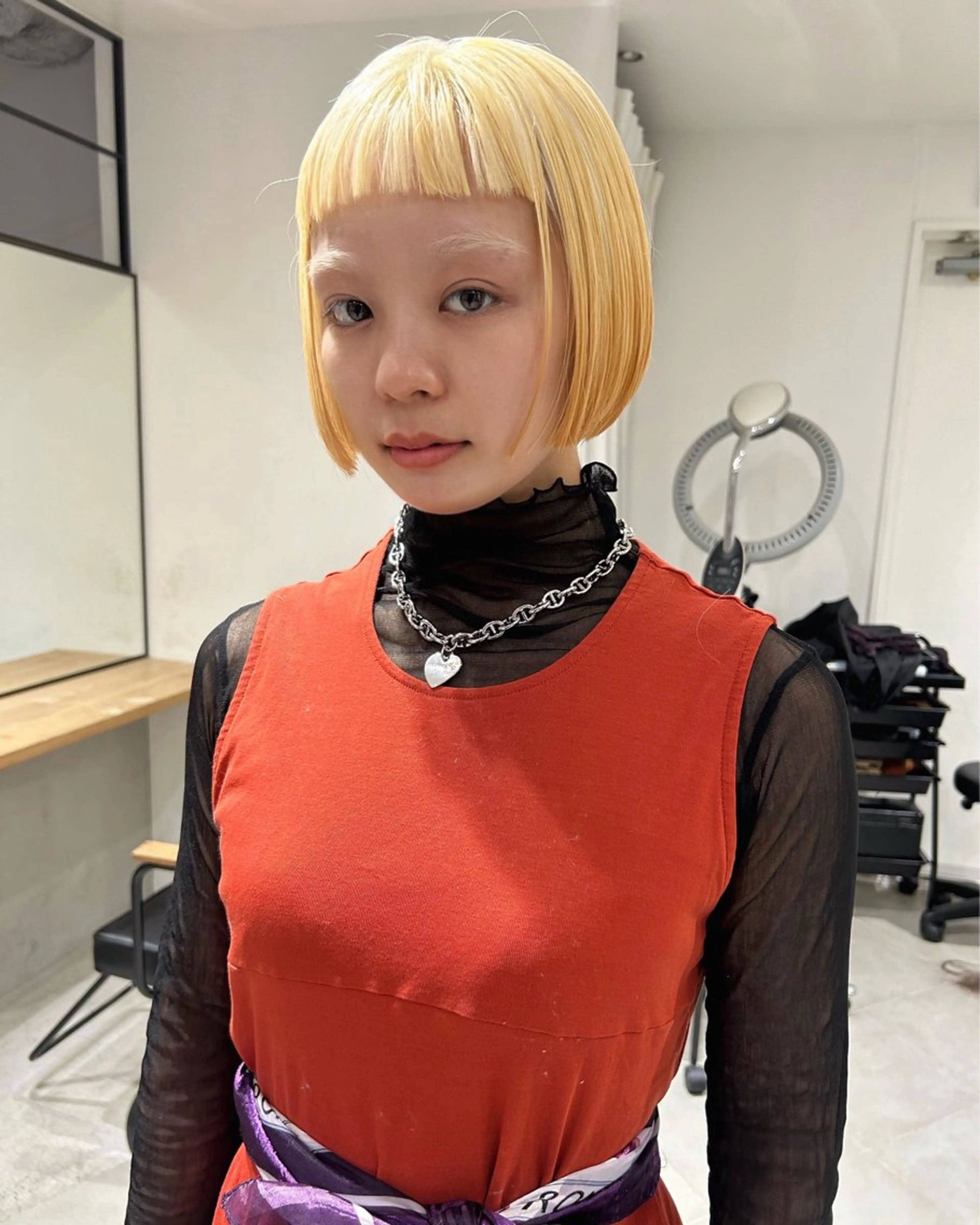 ショート カラー ブロンド イエローカラー ボブ オン眉 カット ヘアカラー トリートメント Loom.所属・村上雅人 ナチュラルモードのヘアスタイル