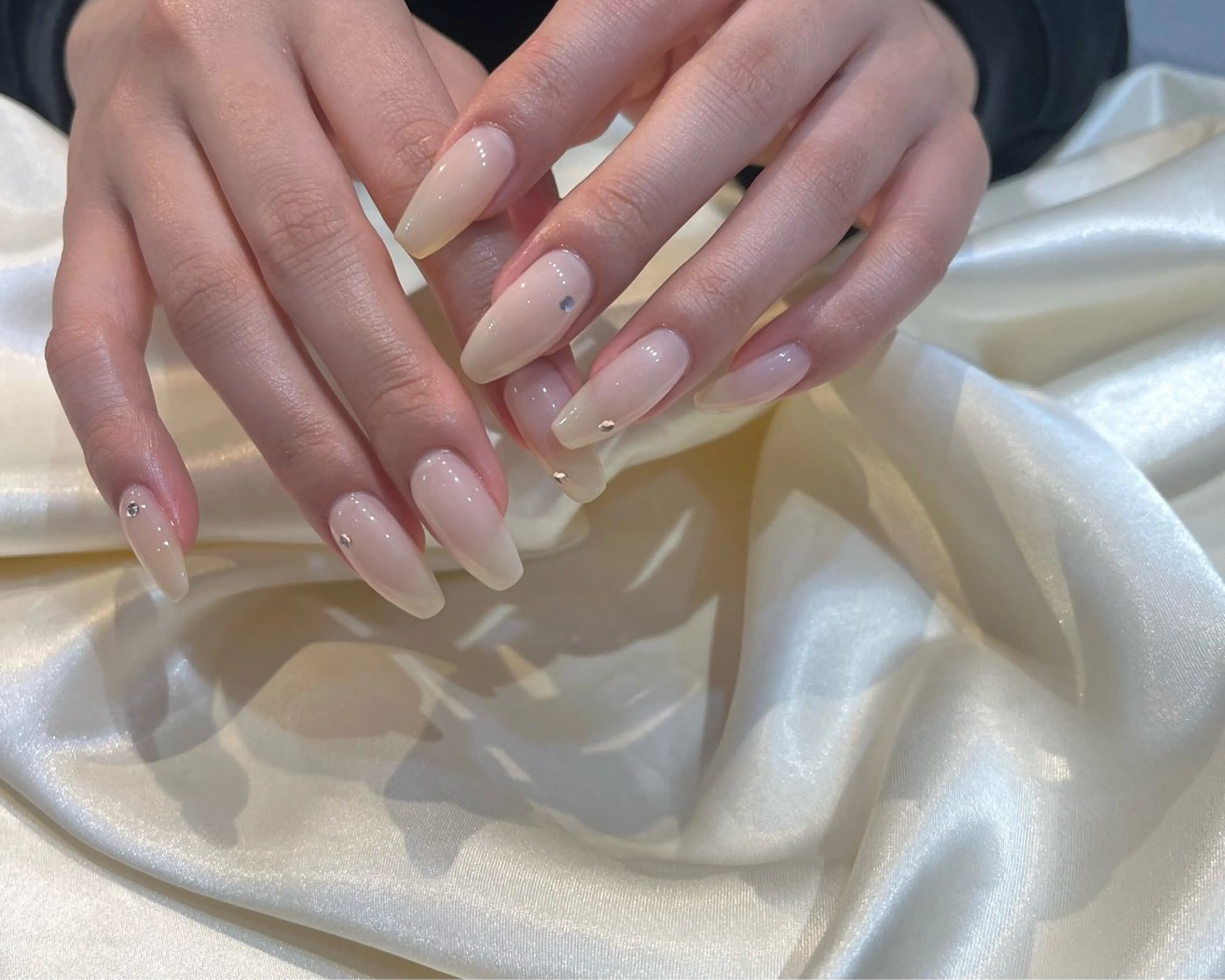 ネイル ストーンネイル ホワイト ハンドネイル 友田 晴香のネイルデザイン