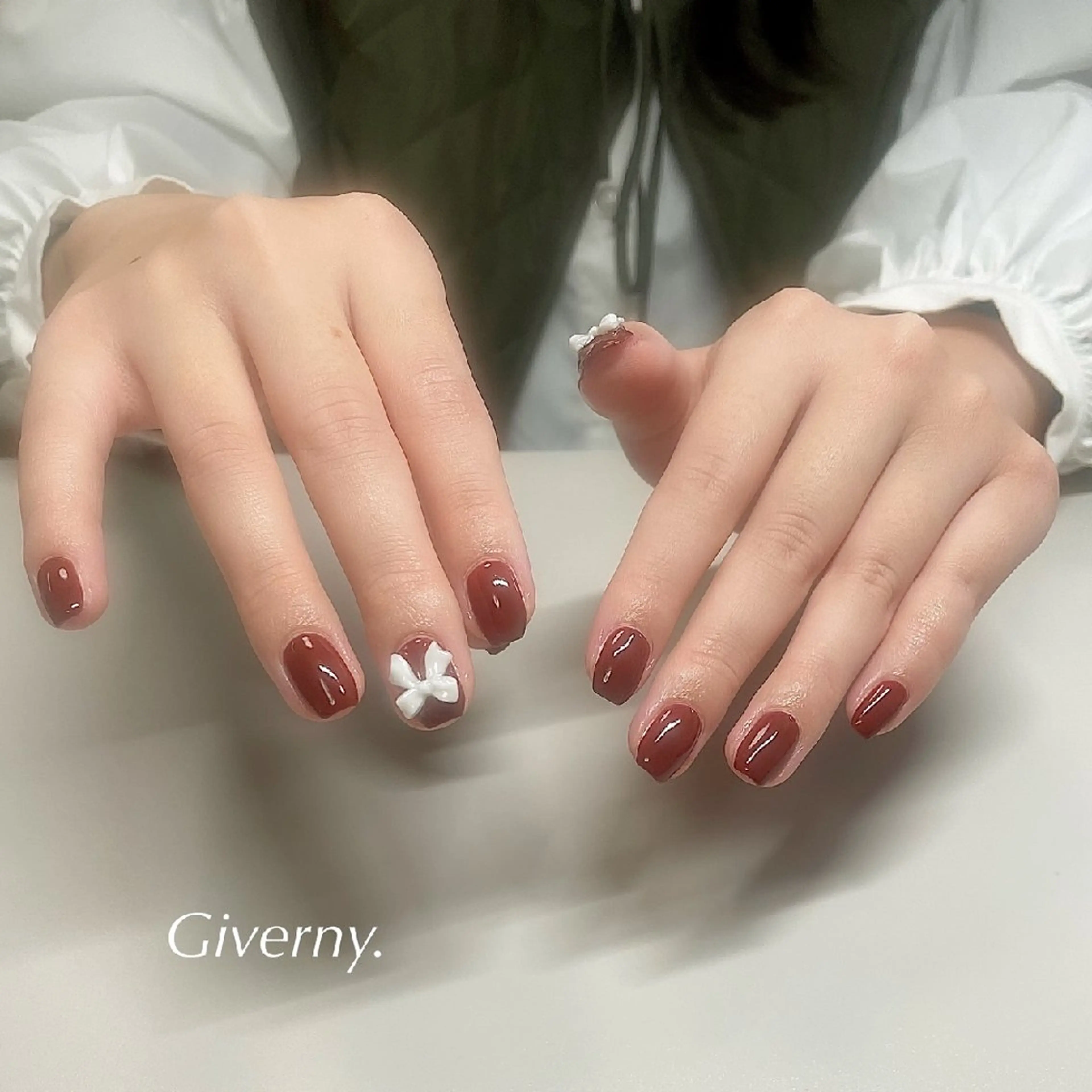 ネイル ボルドー ワンカラーネイル 赤色 リボン 冬ネイル ハンドネイル Giverny .のネイルデザイン