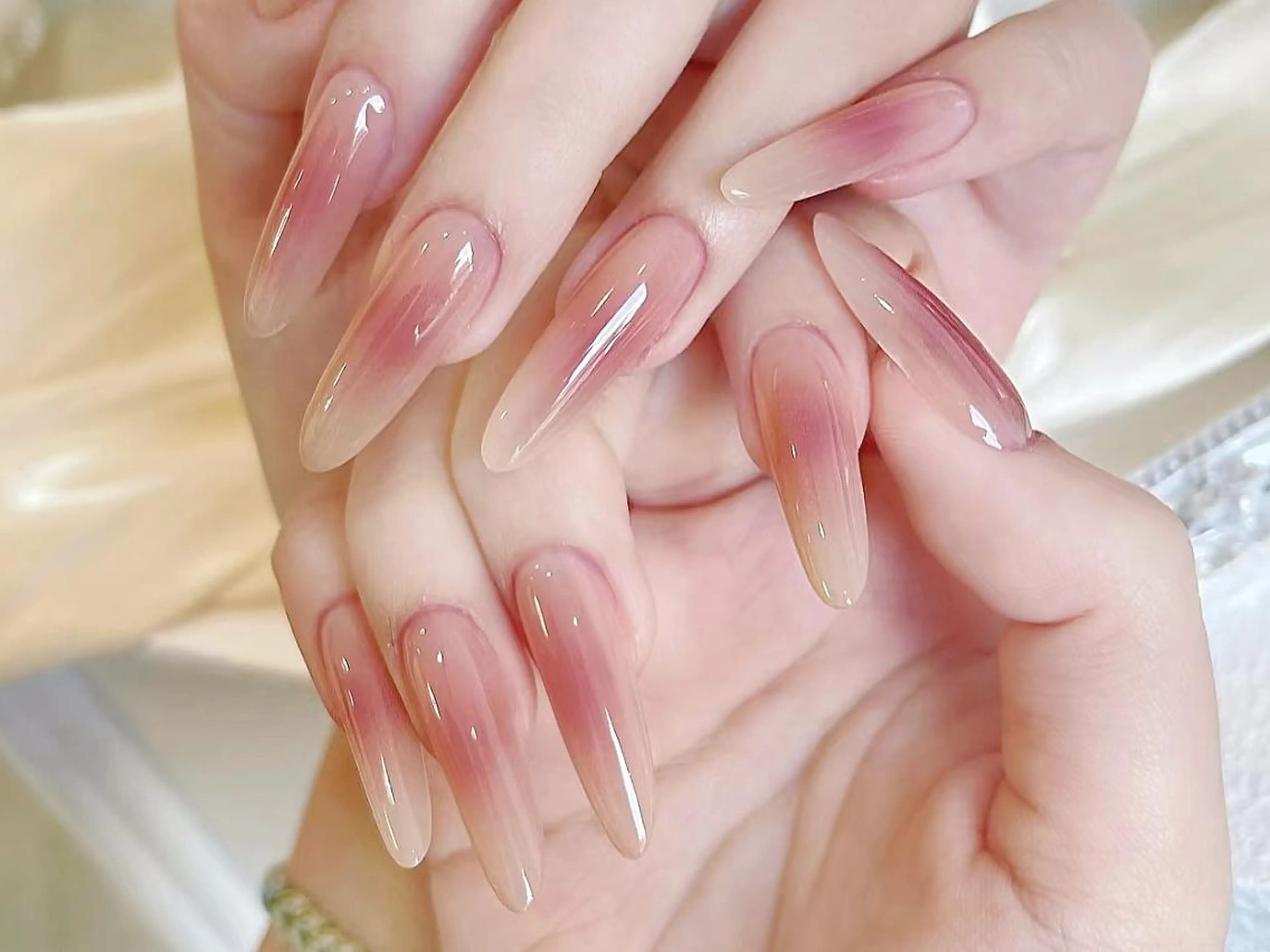 ネイル カジュアル ジェルネイル グラデーション ホログラムネイル ミディアムネイル ハンドネイル ハンドケア Feliz nailのネイルデザイン