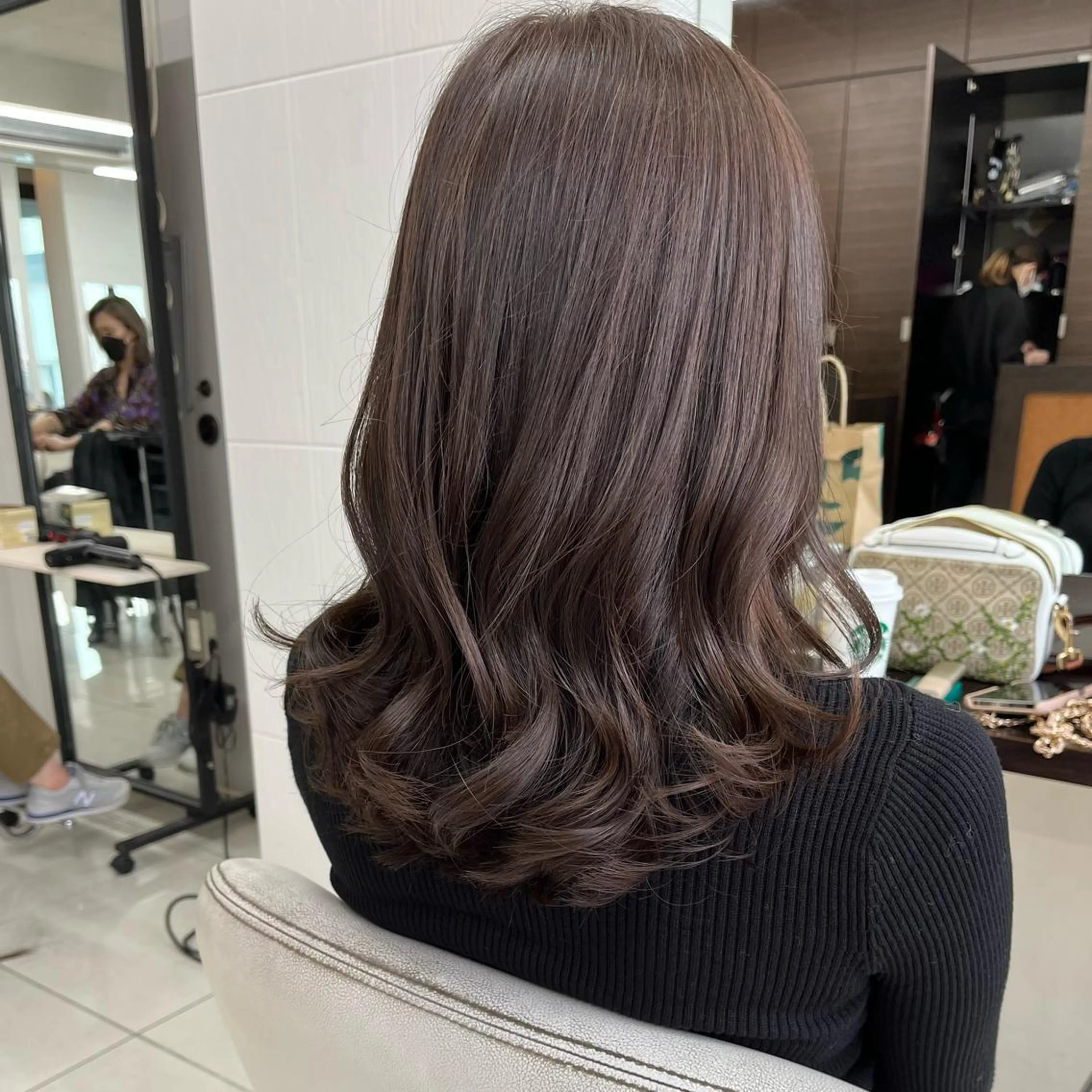 セミロング カラー ベージュカラー ブルーカラー 透明感カラー レイヤーカット カット ヘアカラー トリートメント ハタケヤマヨシキ ／BOOTHのヘアスタイル