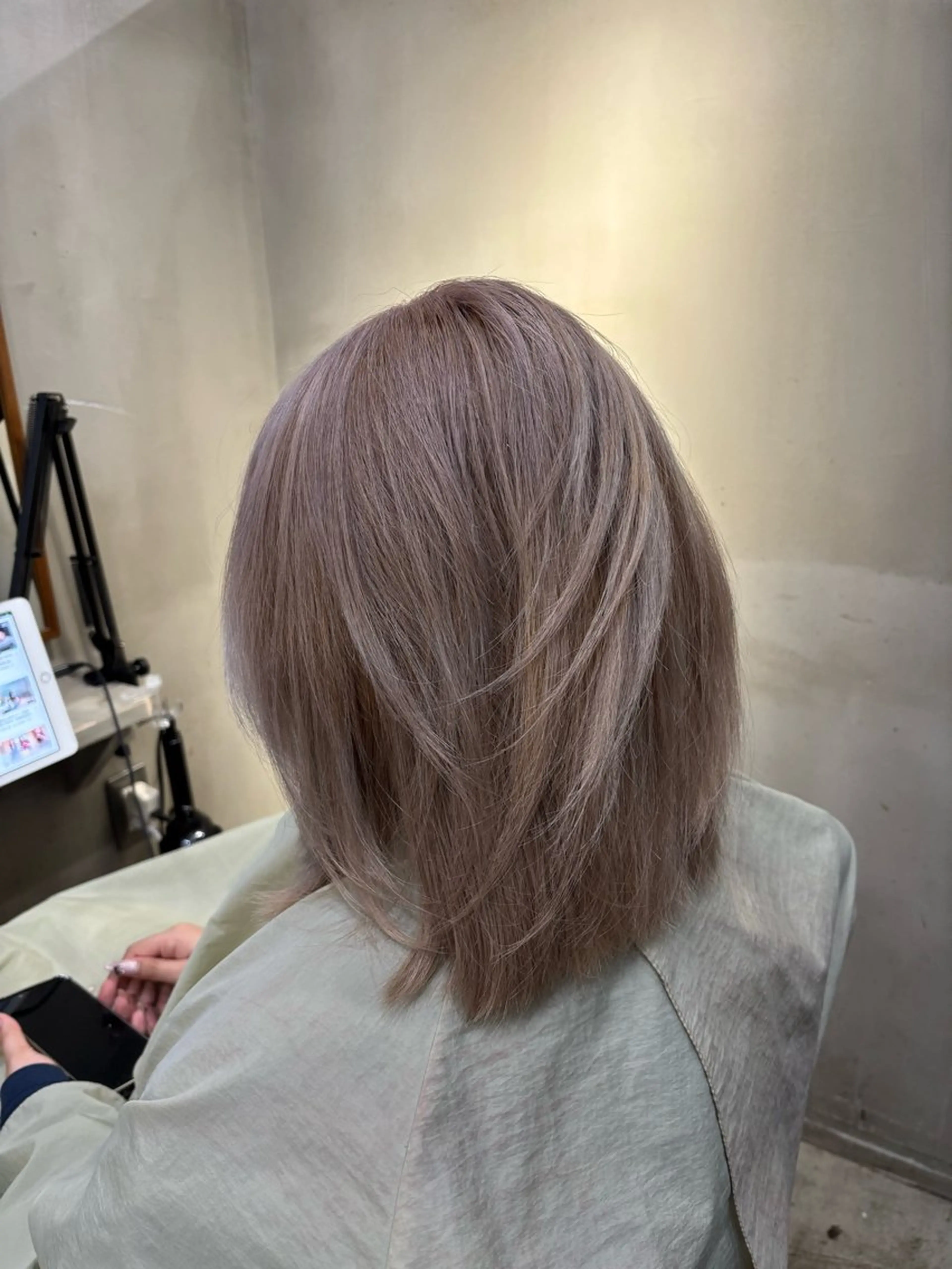 ミディアム カラー ベージュカラー ブリーチ ミルクティーベージュ ヘアカラー 中園康 /カラー/ブリーチのヘアスタイル