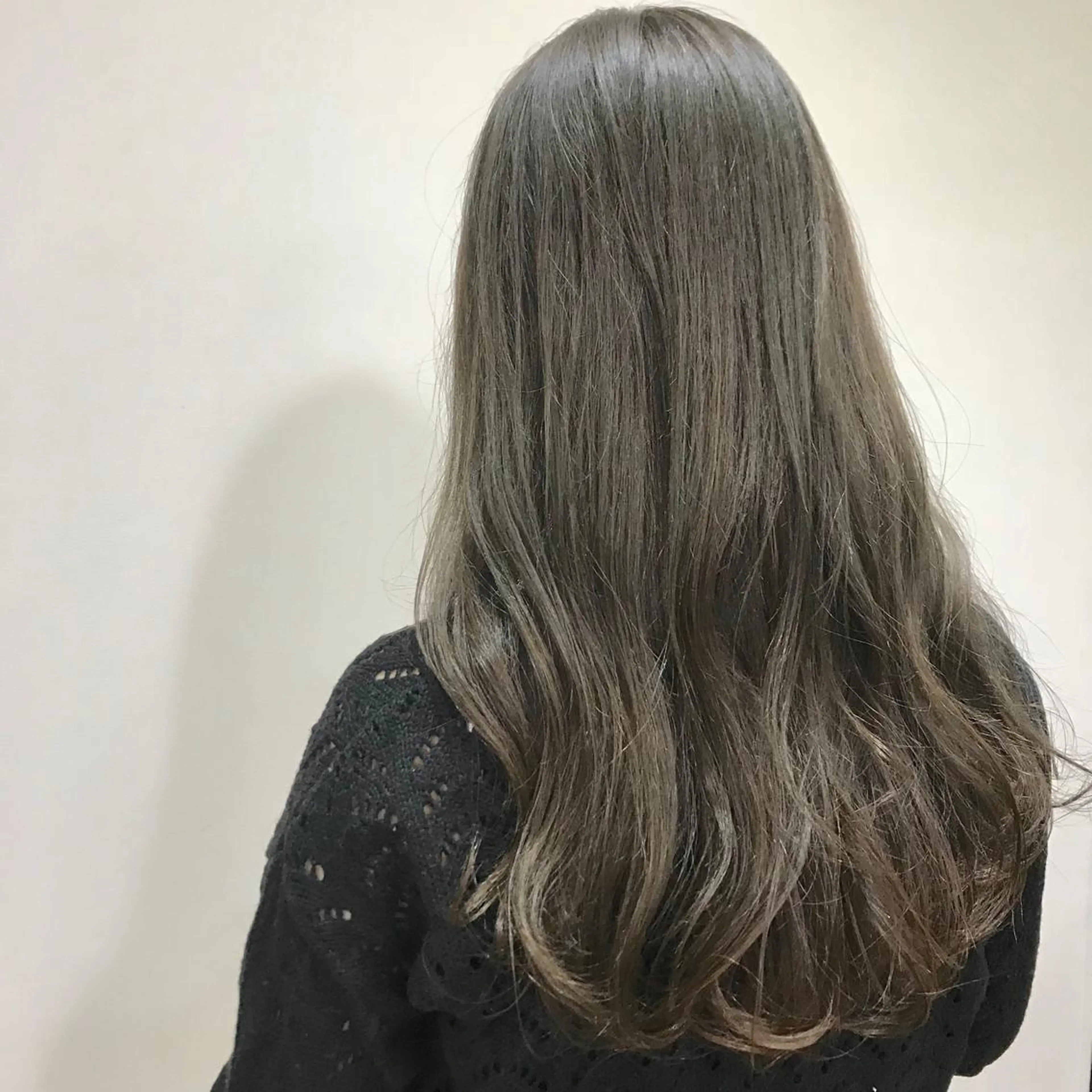 ロング カラー グレージュ オリーブグレージュ オリーブグレー いけだ　ひかり ハイライトくびれヘアのヘアスタイル