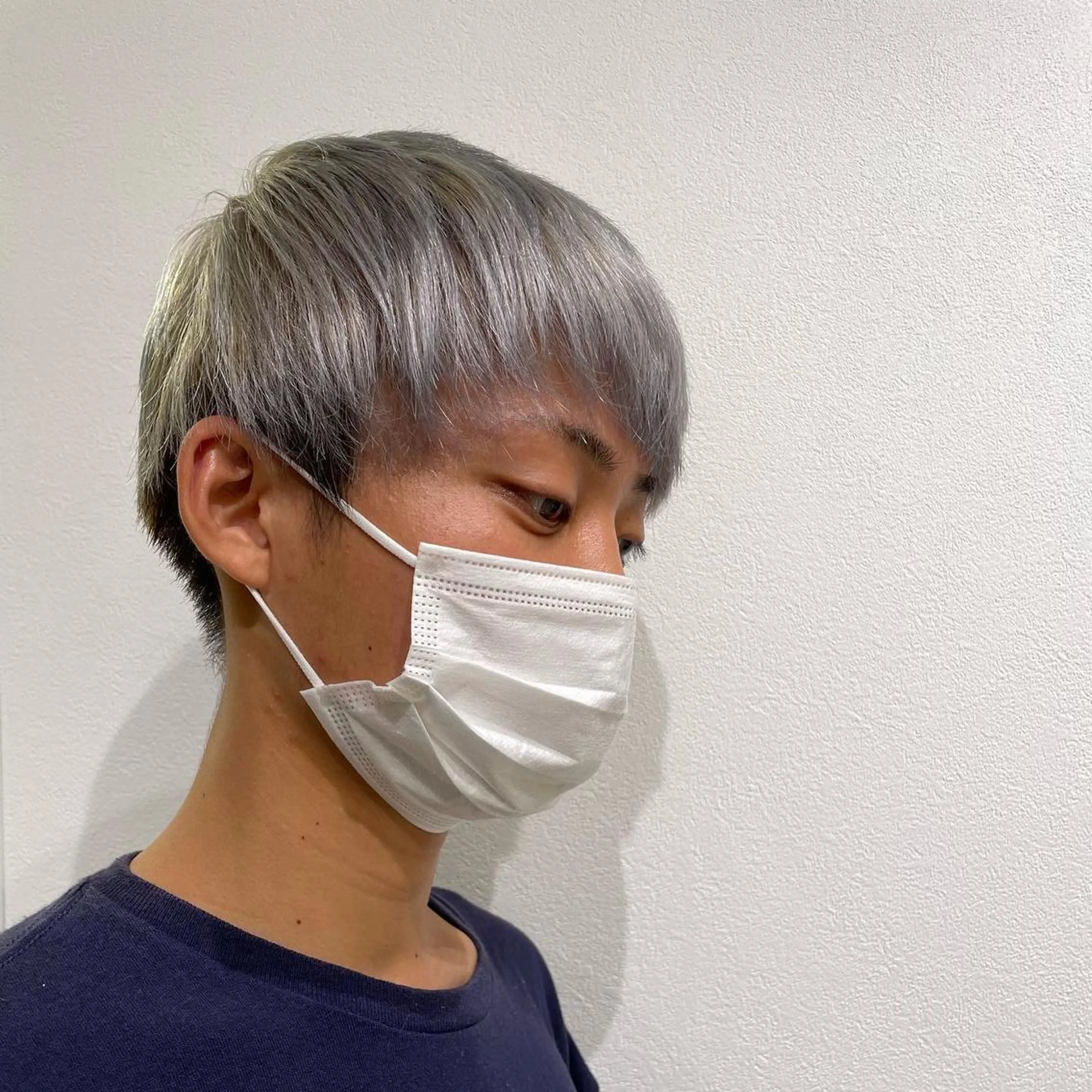 カラー メンズ 渡部凌我 小顔ウルフ ハイトーンカラーのヘアスタイル