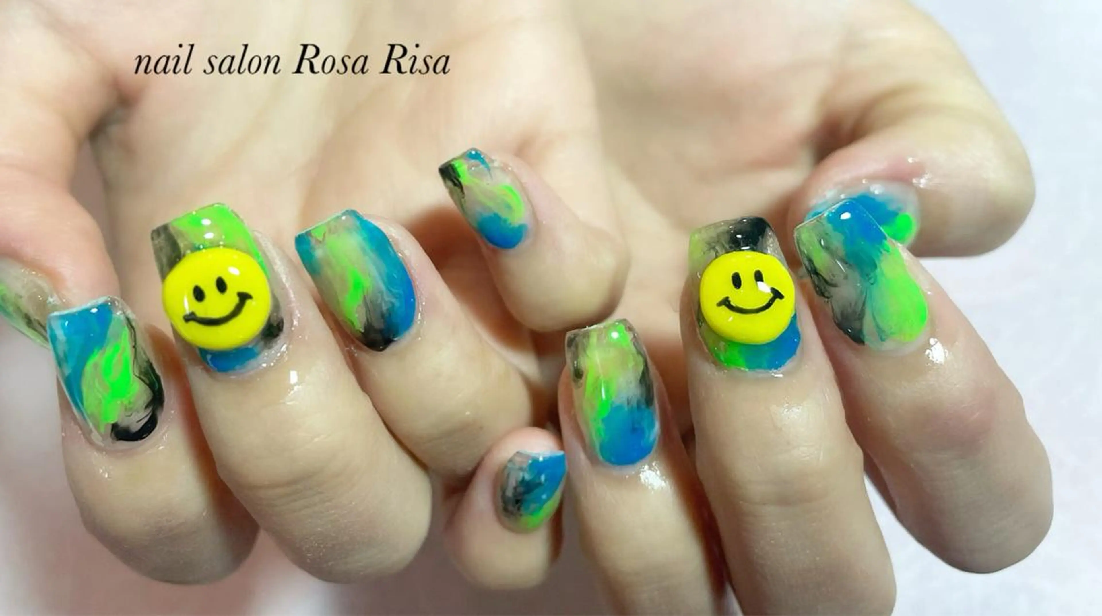 ミディアム ネイル ネイルスタジオ シェイクユアハンズのネイルデザイン