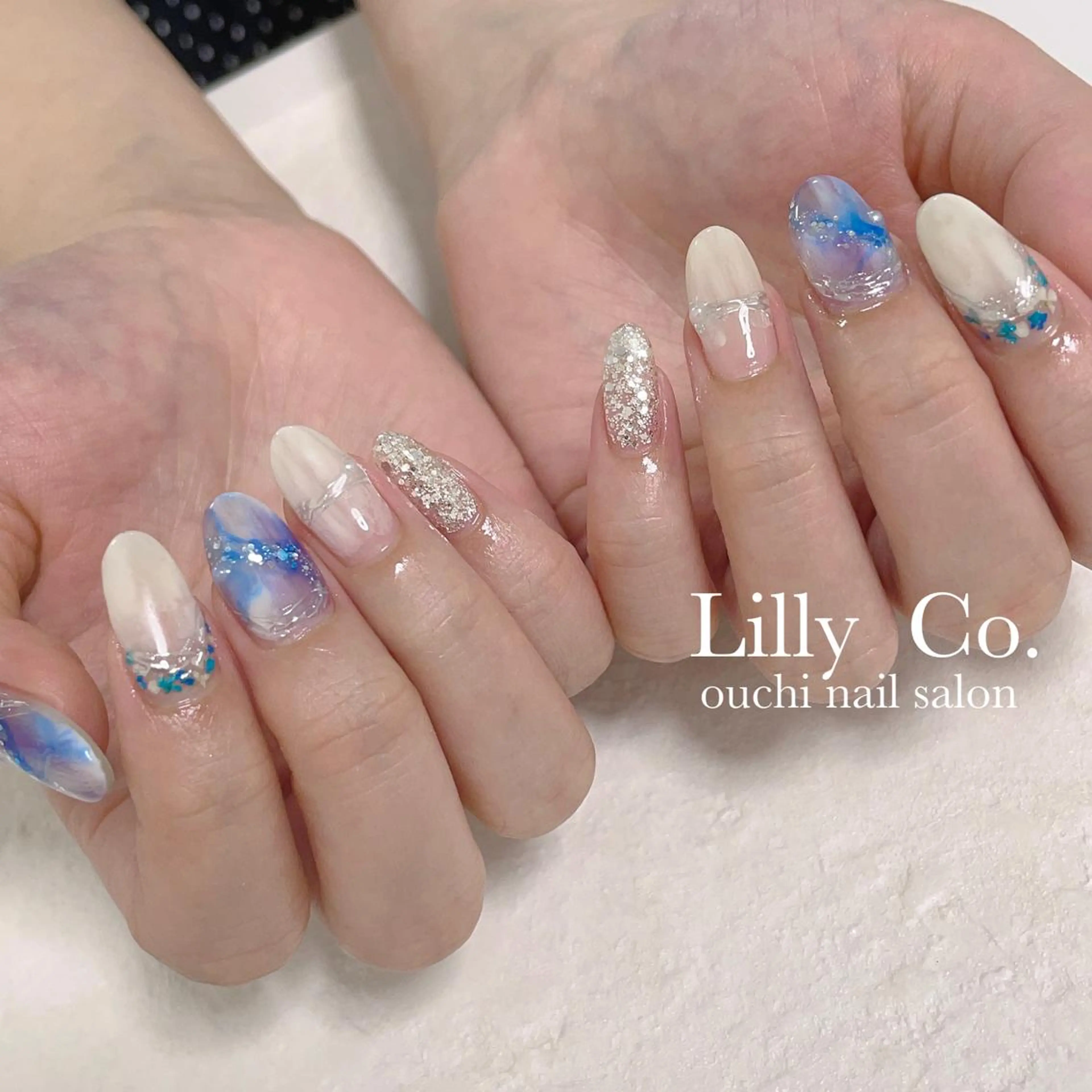 ネイル ブルー フラワーネイル キラキラネイル ニュアンスネイル ハンドネイル ハンドケア Lilly Co.のネイルデザイン