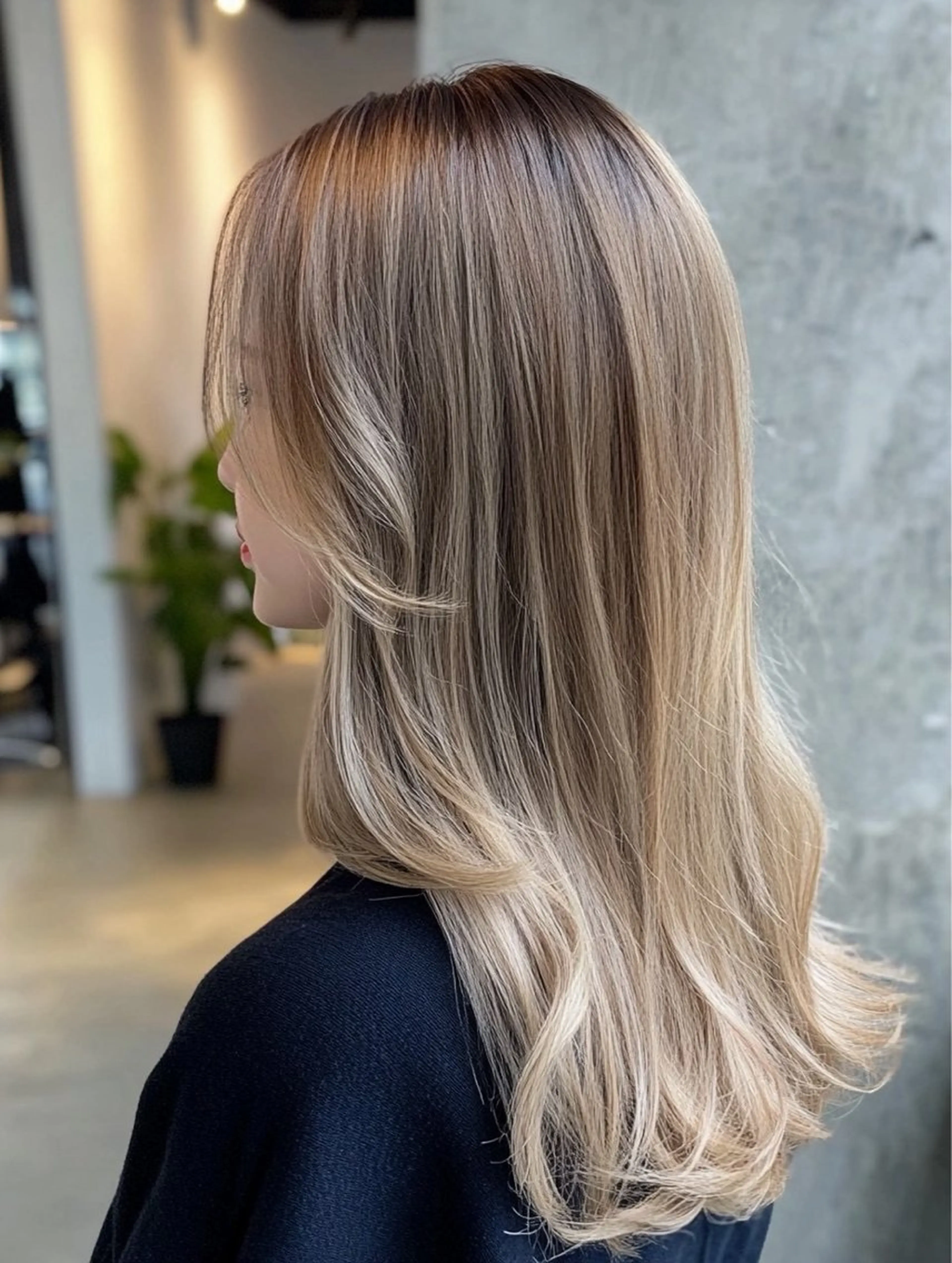 ロング motoトップカラー リスト/ブリーチカラのヘアスタイル