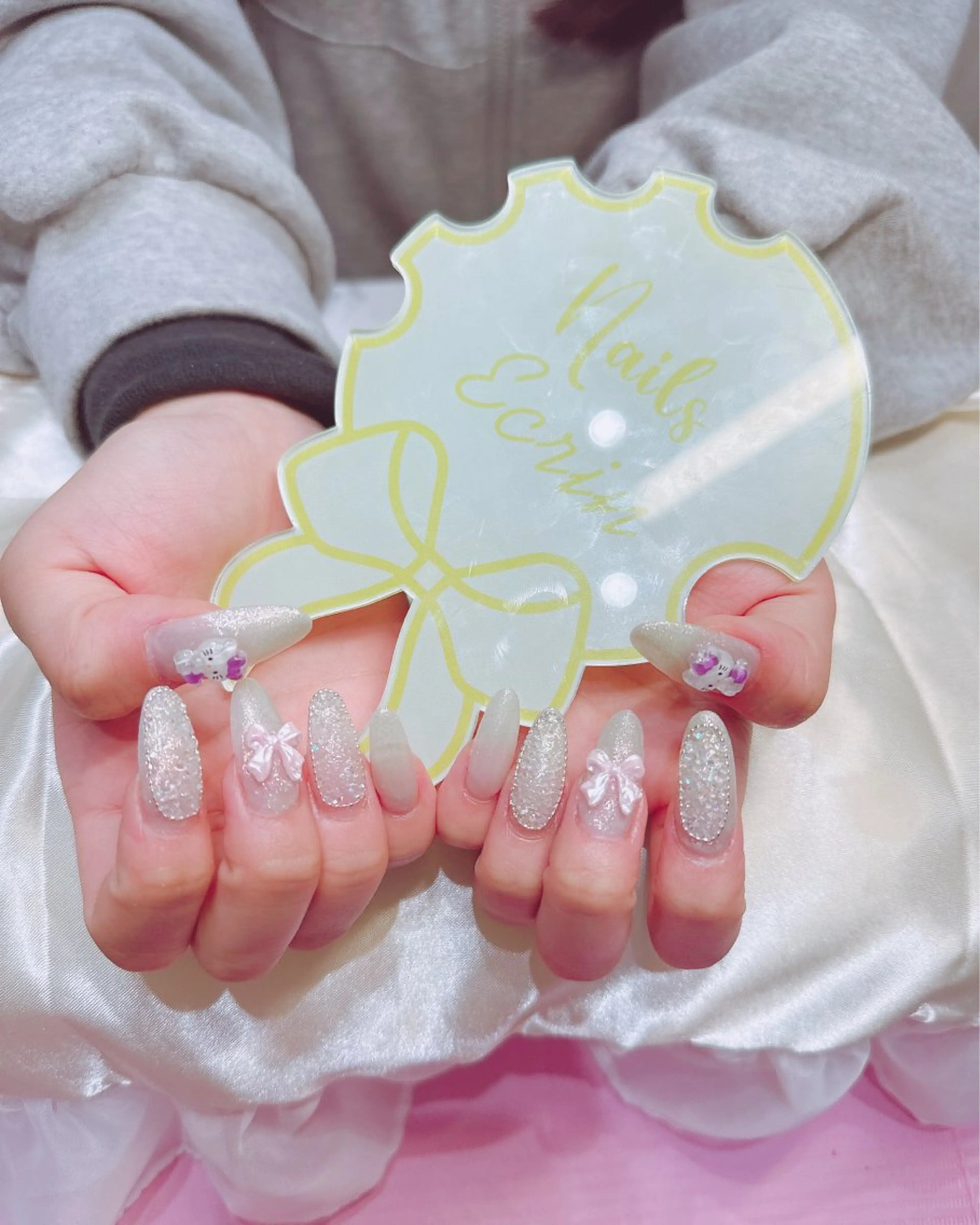 ネイル ガーリー ラメ(グリッター) リボン 春ネイル ホワイト NailSalon✨ Écrinエクランのネイルデザイン