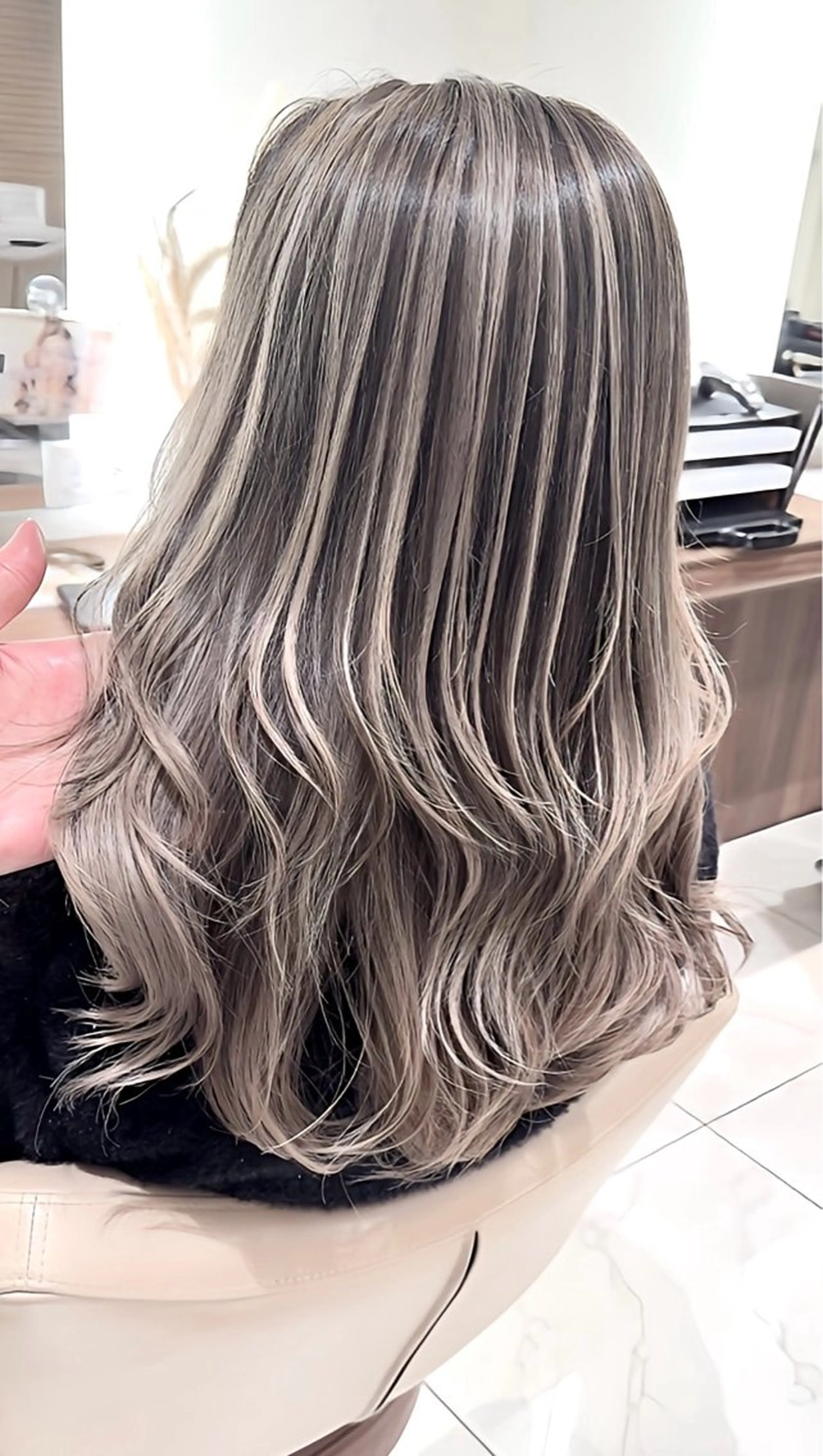 ロング カラー バレイヤージュ ベージュカラー グレージュ ハイライトカラー ミルクティーベージュ ヘアカラー トリートメント 大宮/バレイヤージュ 髪質改善/澤田隆誠のヘアスタイル