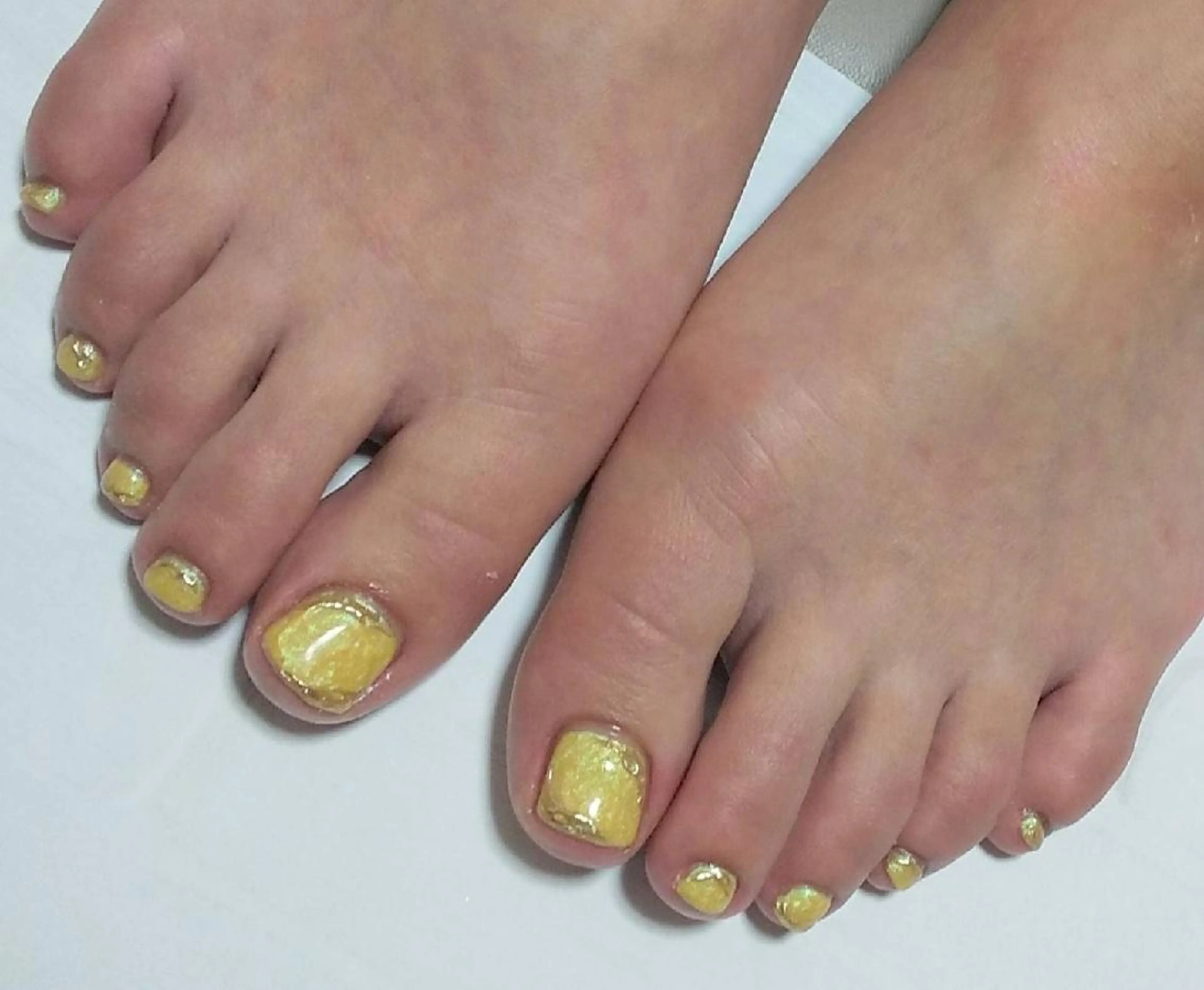 ネイル ゴールド ラメ(グリッター) ミラーネイル 黄色 フットネイル ネイルサロンベルティ .keikoのネイルデザイン
