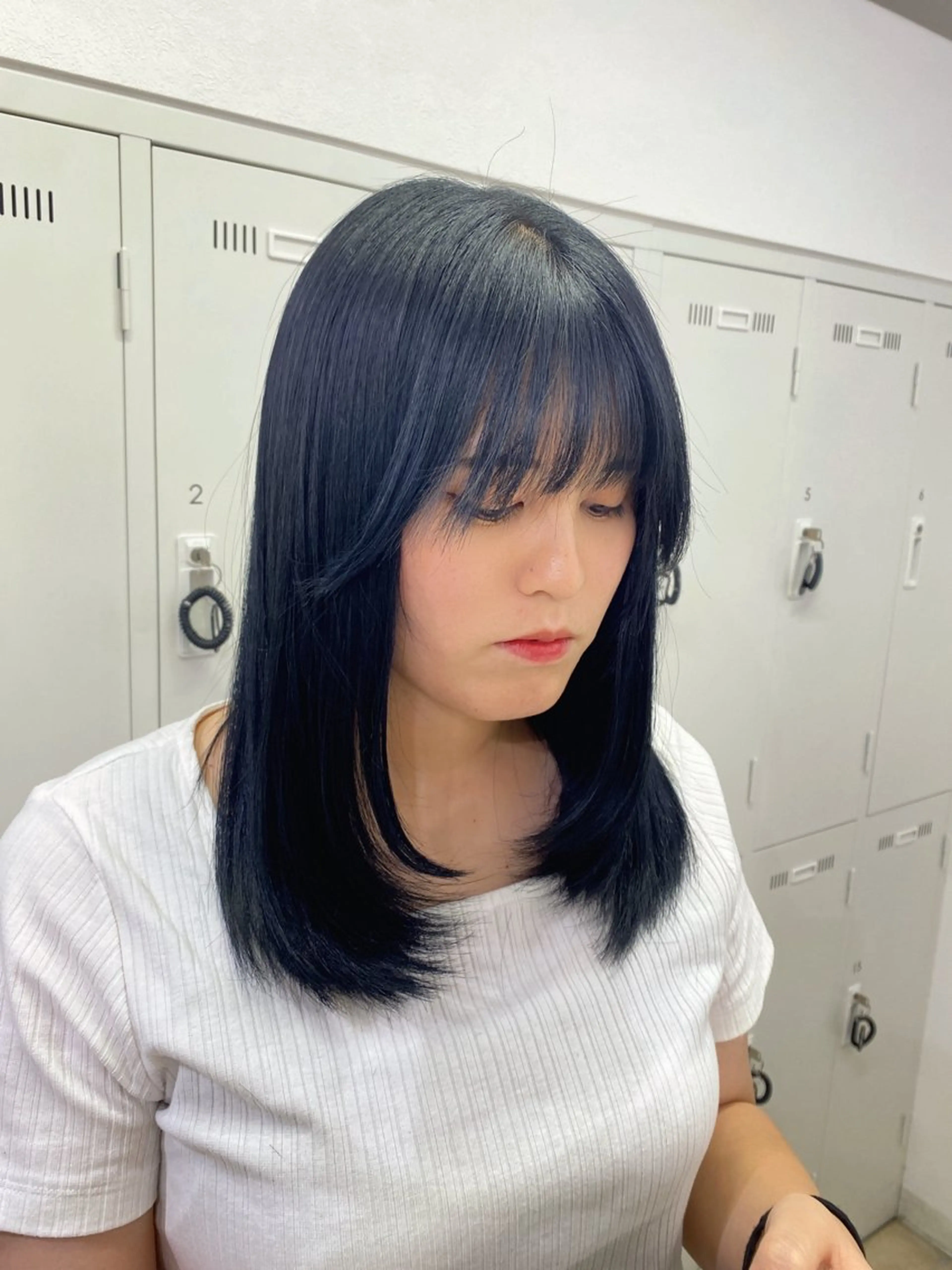 ミディアム カラー ミディアムレイヤー 黒髪 ブリーチ ブルーカラー ブルーブラック カット ヘアカラー トリートメント 長妻莉央/縮毛矯正 髪質改善カラーのヘアスタイル