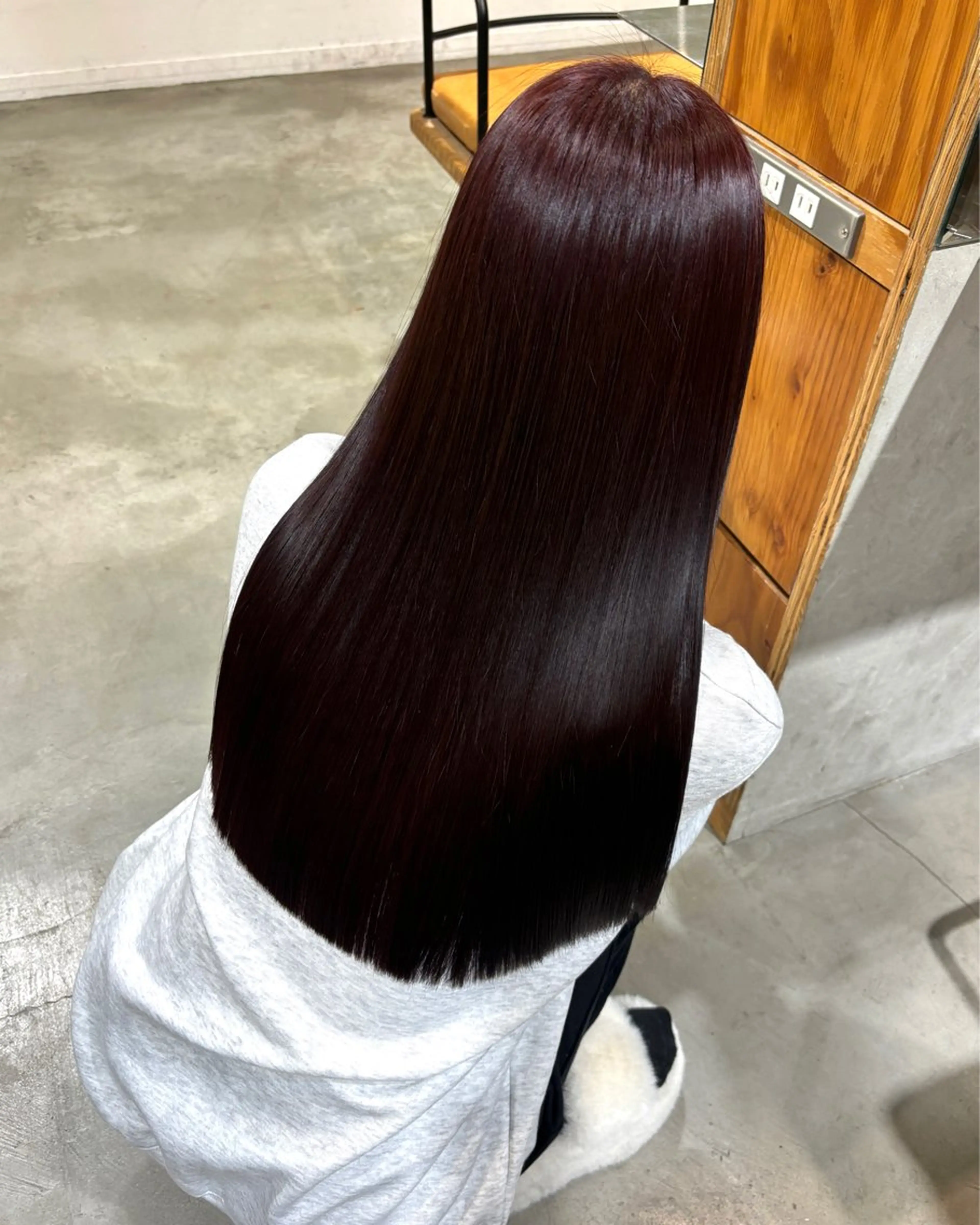 ロング カラー ボルドーカラー 小木曽 里華のヘアスタイル