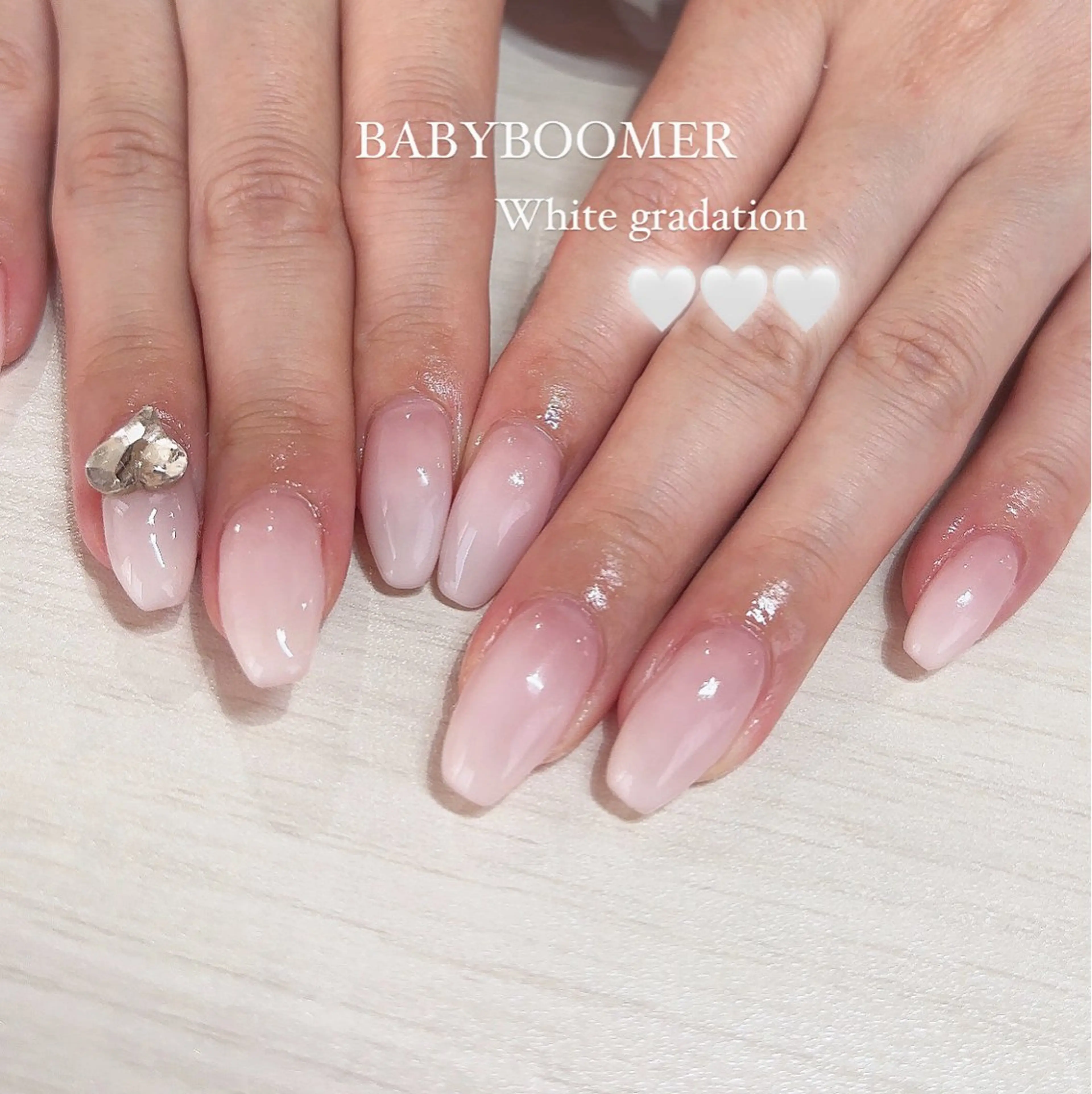 オフ込み ベース色ありグラデーションorフレンチネイルの写真