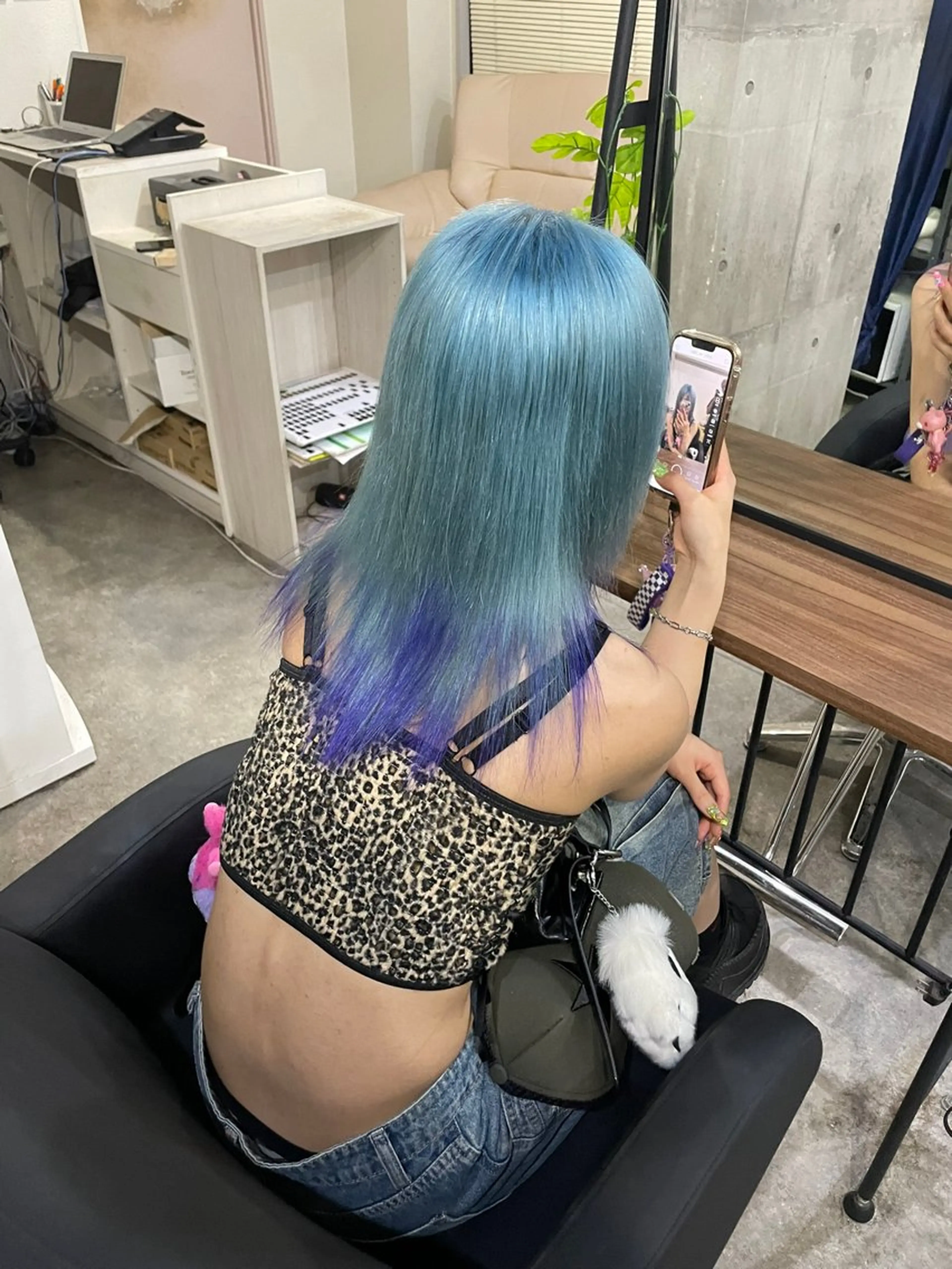 セミロング カラー ハイトーンカラー 髪質改善 ヘアカラー Hiroto／ インナーカラー／神戸のヘアスタイル