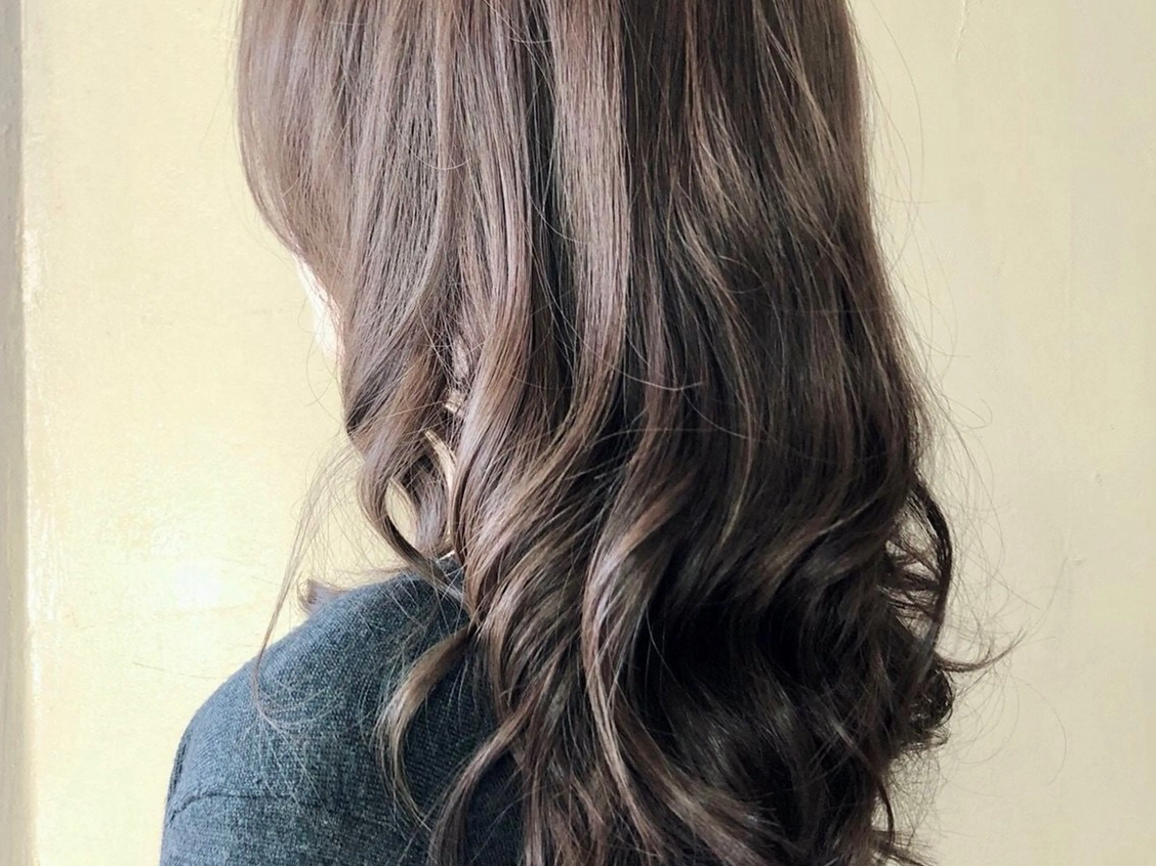 ロング パーマ 髪質改善✨透明感カラ ー🌈シエルブルーのヘアスタイル