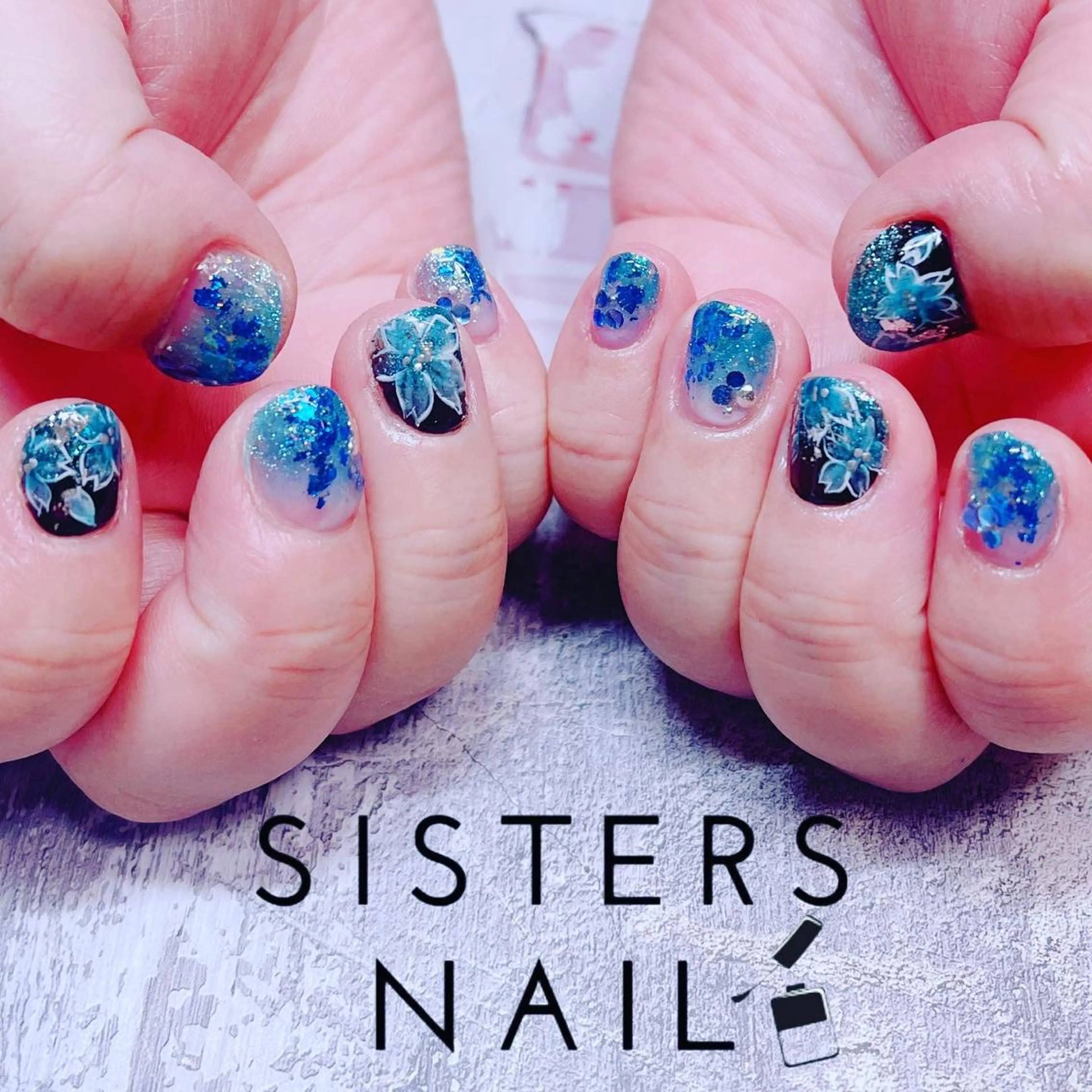 ネイル アートネイル ブルー 桜ネイル キラキラネイル ラメ(グリッター) ハンドネイル ハンドケア sisters nail.fのネイルデザイン