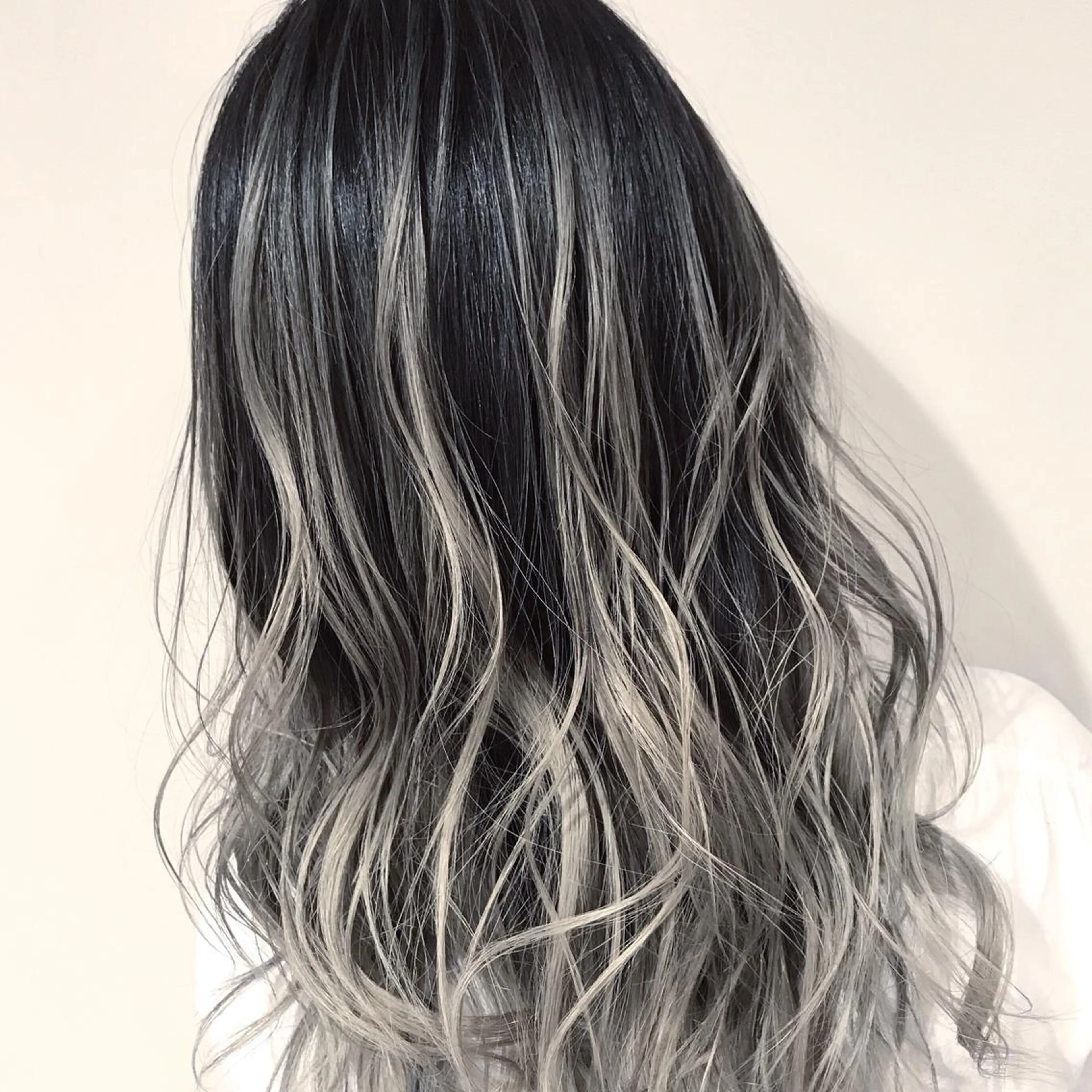 ミディアム カラー アッシュ アッシュグレー アッシュグレージュ バレイヤージュ ブリーチ AMI Hair  supply所属・髪質改善カラー韓国風 レイヤーtudaのヘアスタイル