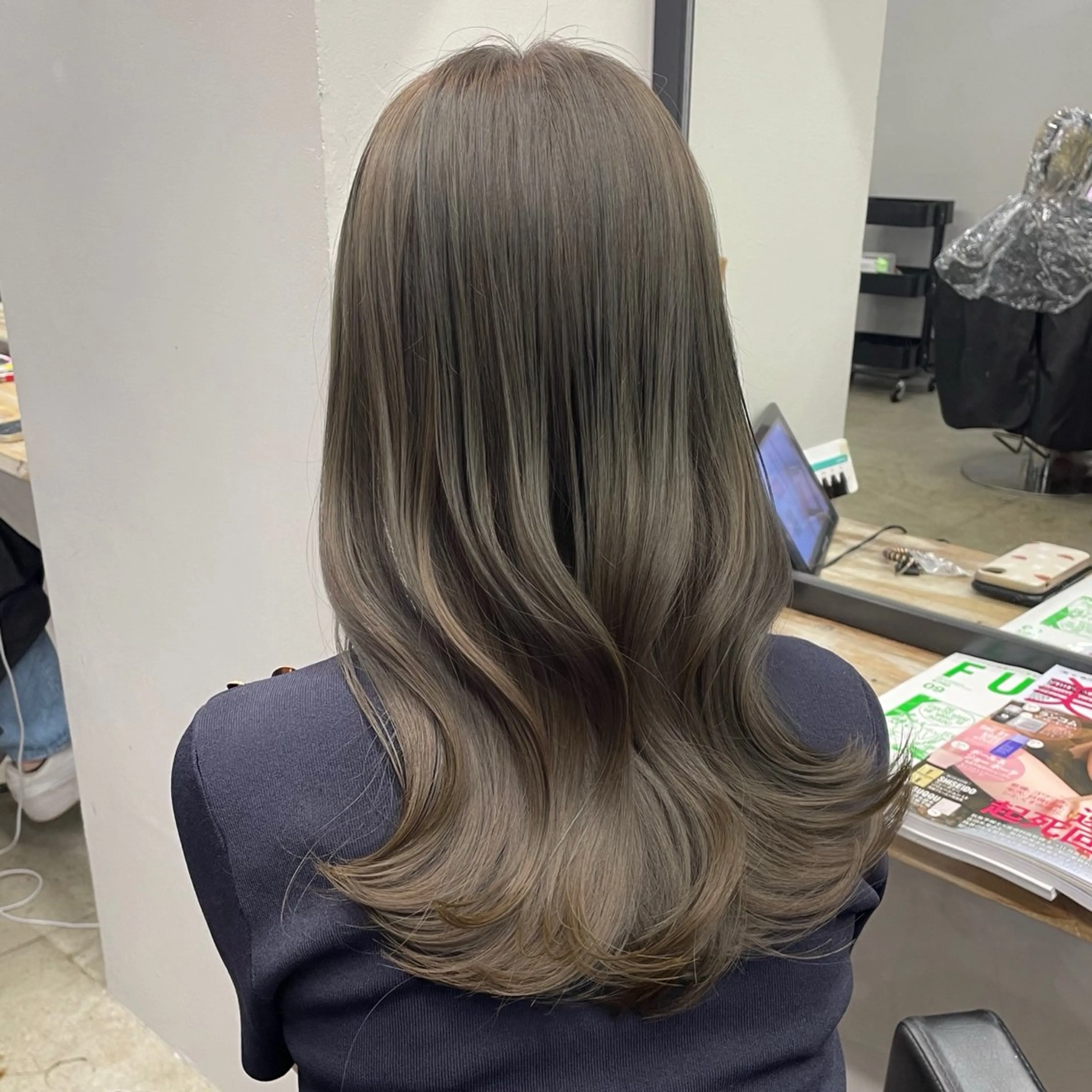 ロング カラー カット ヘアカラー トリートメント ヘアセット 新宿/韓国ヘア/ 髪質改善ストレートのヘアスタイル