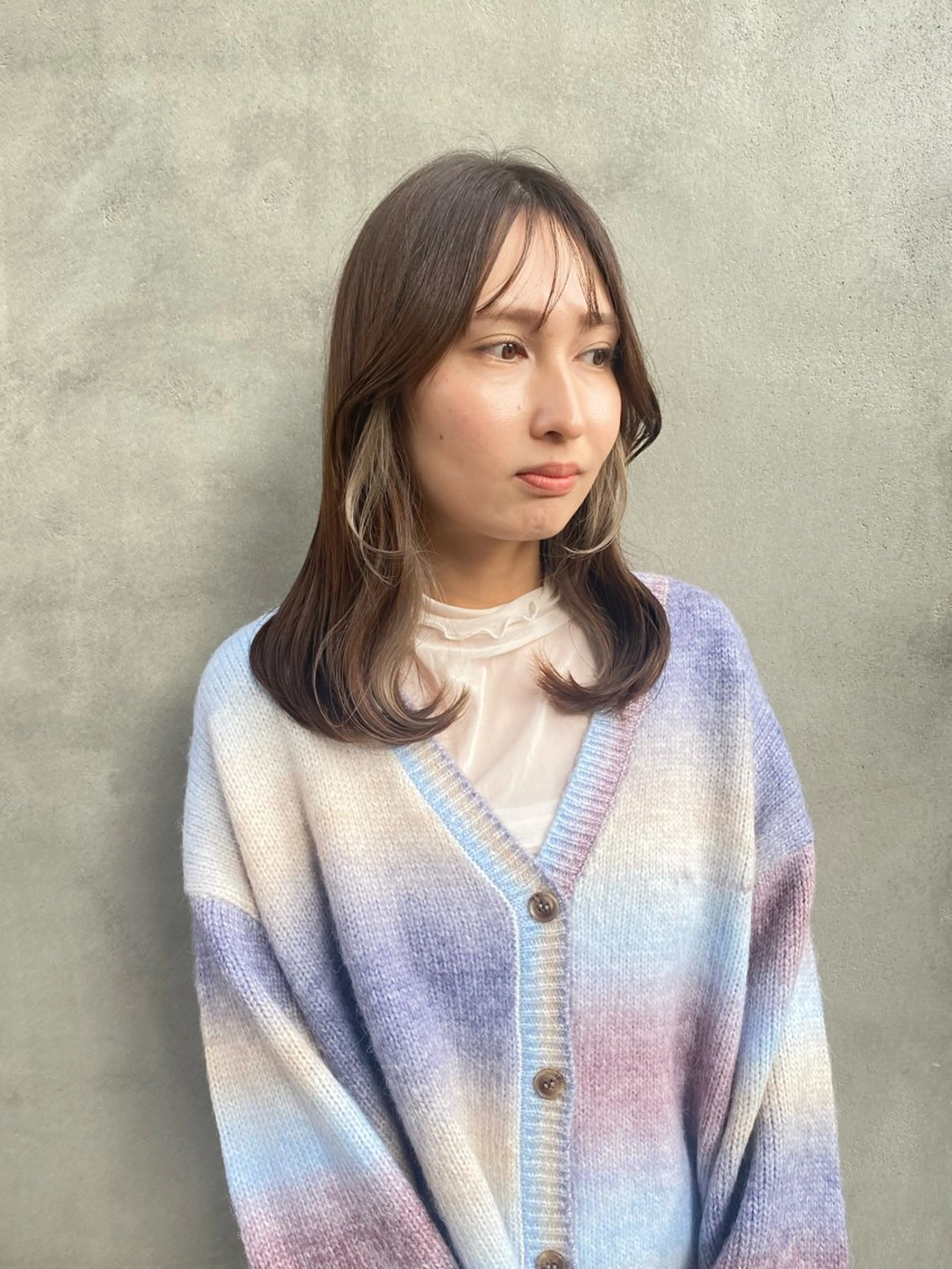 ミディアム カラー ブリーチ カット ヘアカラー SHICENEケイ レイヤーカット🦋のヘアスタイル