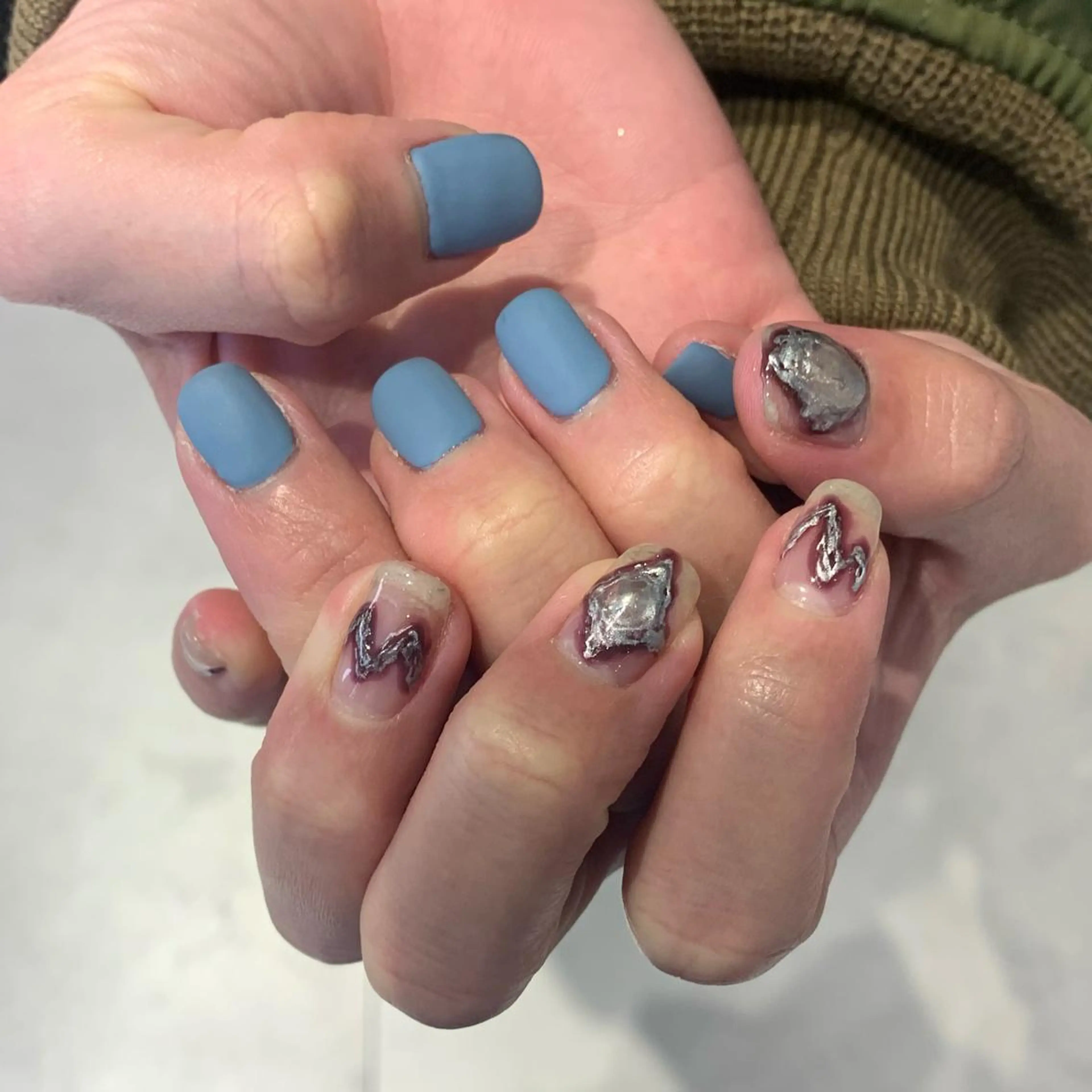 ネイル ブルー マットネイル シルバー ハンドネイル Kureha/ネイル トレンドヘアのマツエク・マツパデザイン