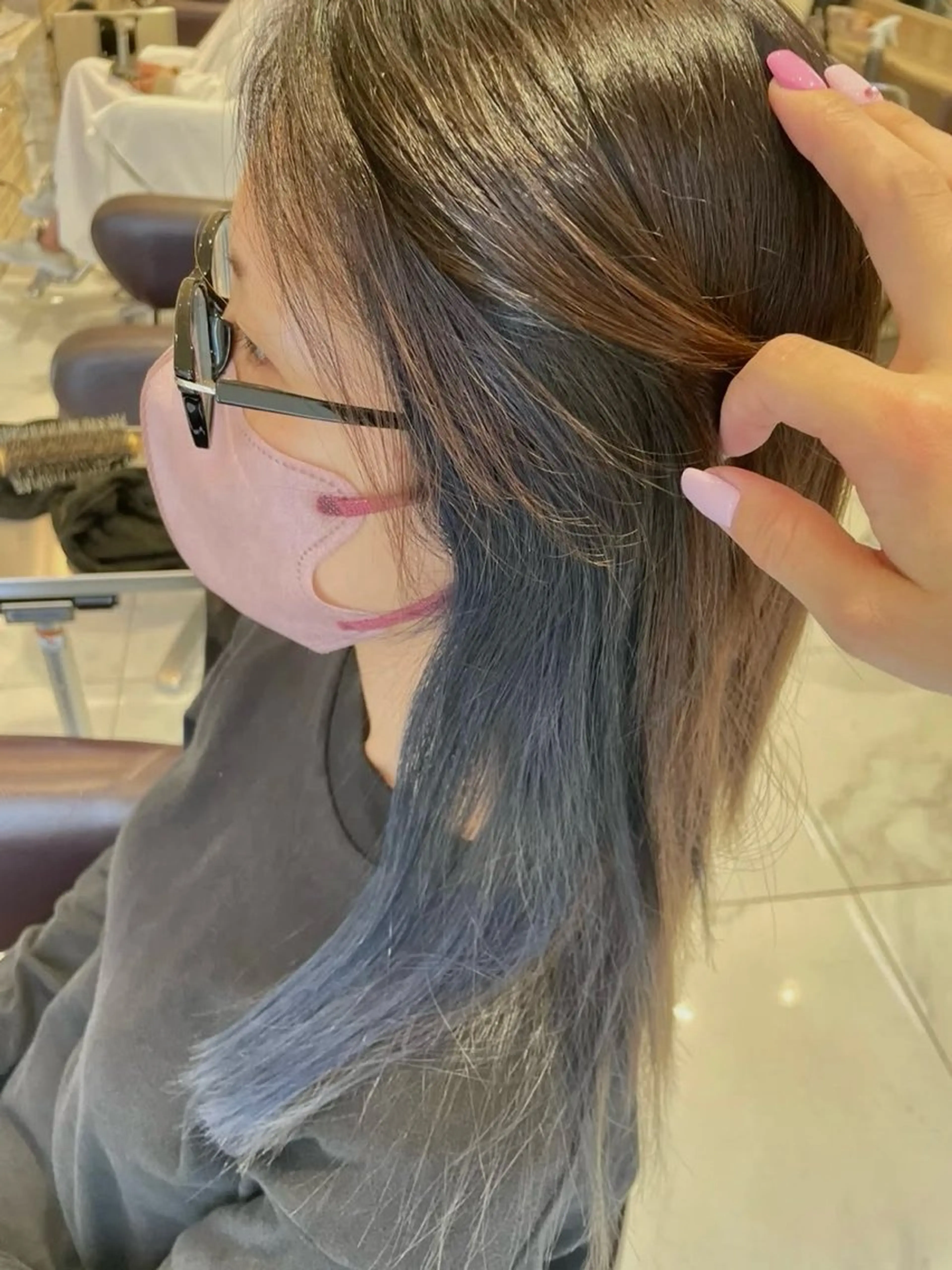 セミロング カラー ブリーチ ブルーカラー イヤリングカラー GRANDEUR natsukiのヘアスタイル