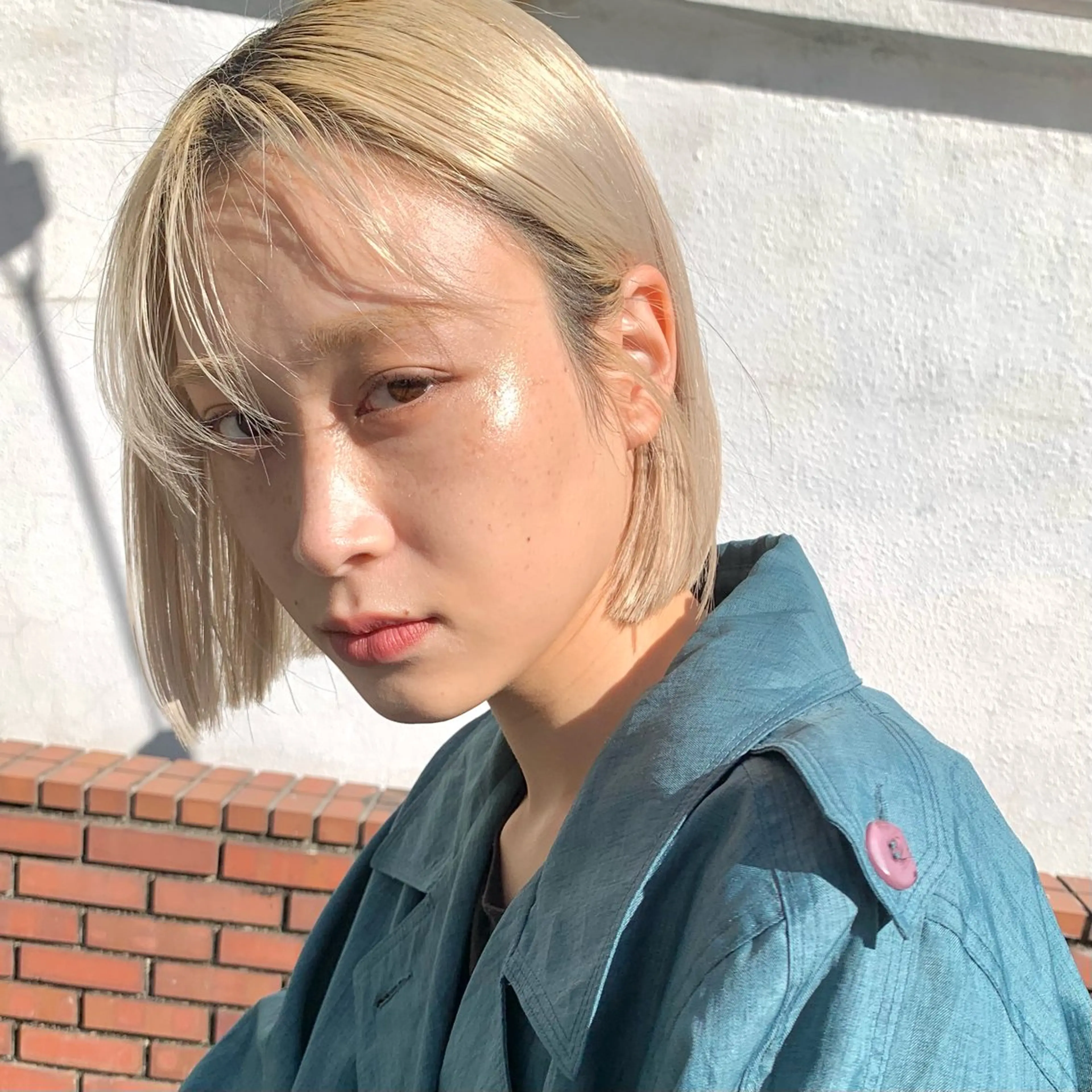 ショート カラー 切りっぱなしボブ ブロンド ホワイトブロンド ボブ 大久保 佳那のヘアスタイル