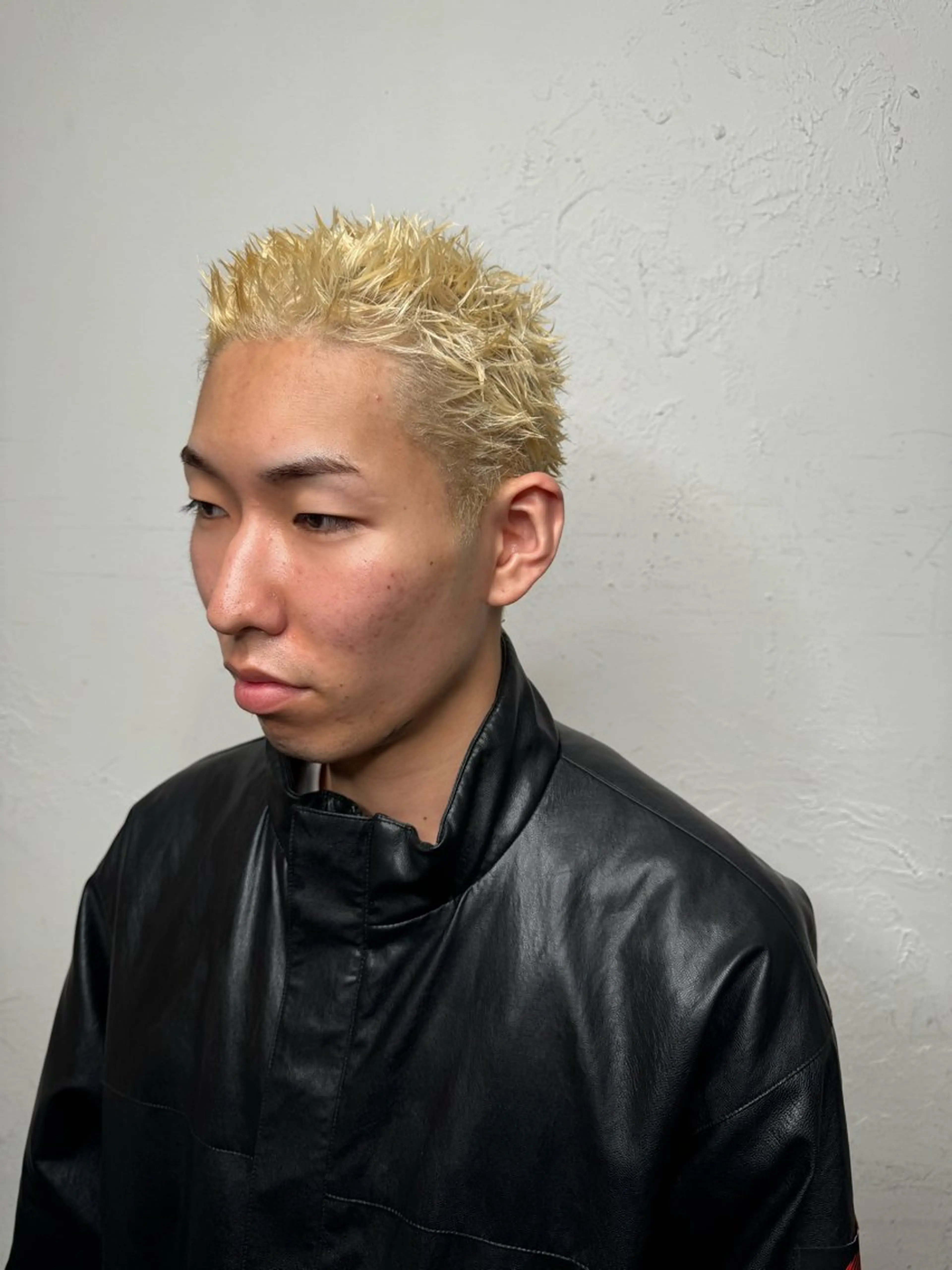 ショート カラー パーマ メンズ センターパート ダウンパーマ フェードカット メンズハイライト メンズパーマ カット ヘアカラー パーマ 💈メンズ特化💈 TASUKUのヘアスタイル