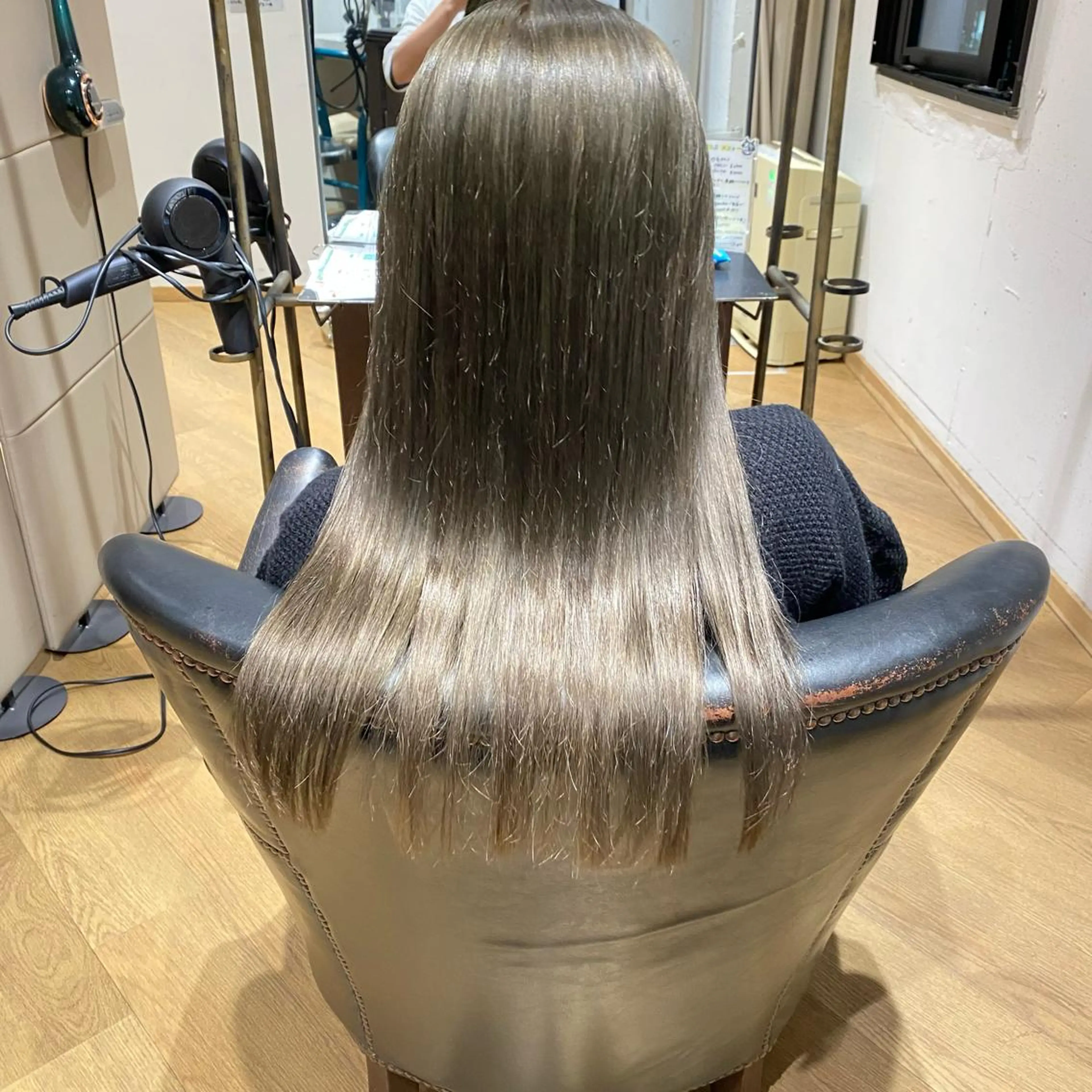 ロング カラー ブリーチ 透明感カラー グレージュ オリーブグレージュ オリーブグレー 丸田 幹太のヘアスタイル