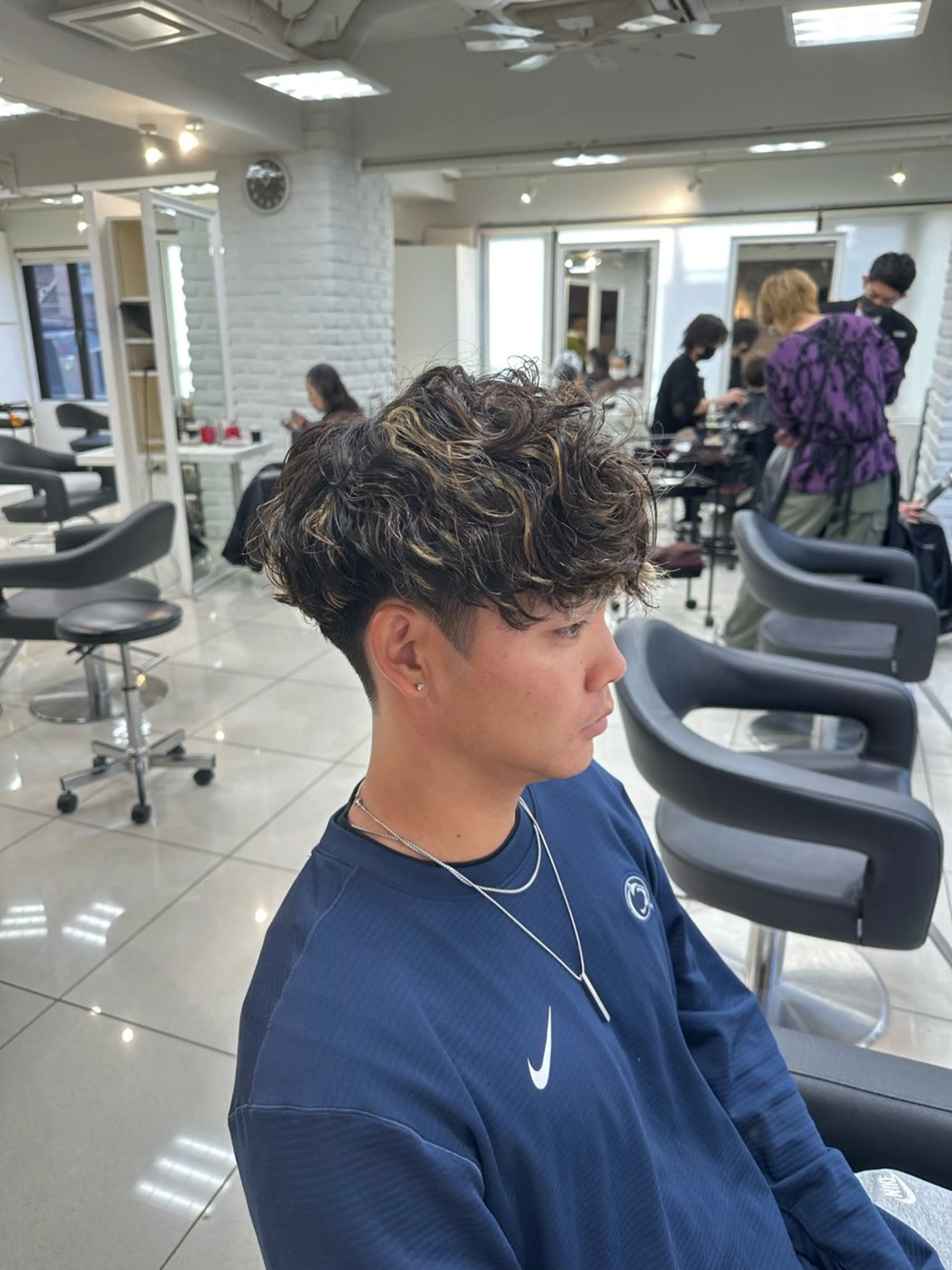 ショート パーマ メンズ メンズハイライト スペインカール ハイライト カット ヘアカラー パーマ フェザーパーマ職人 🪶ryosukeのヘアスタイル