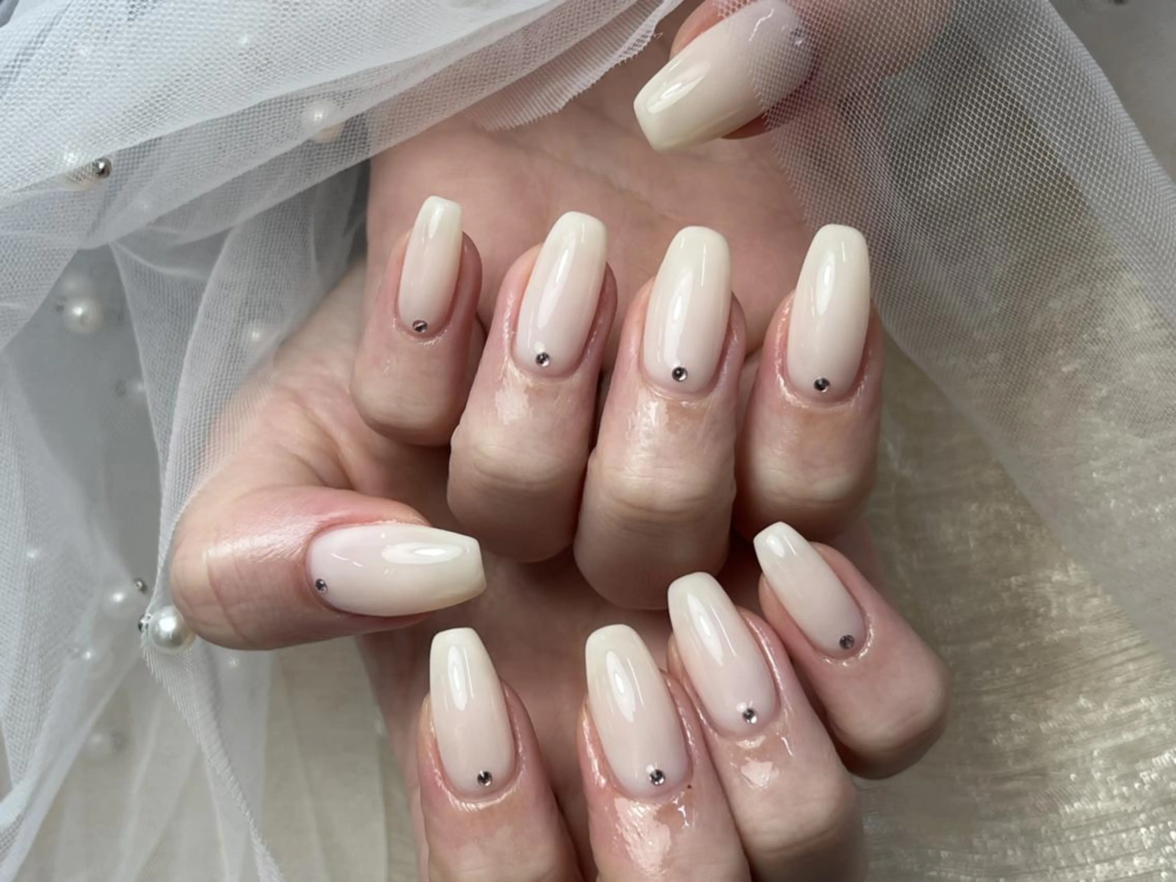 ネイル グラデーション オフィスネイル シンプルネイル ストーンネイル ホワイト ハンドネイル ToliyDeliy Nail Salonのネイルデザイン