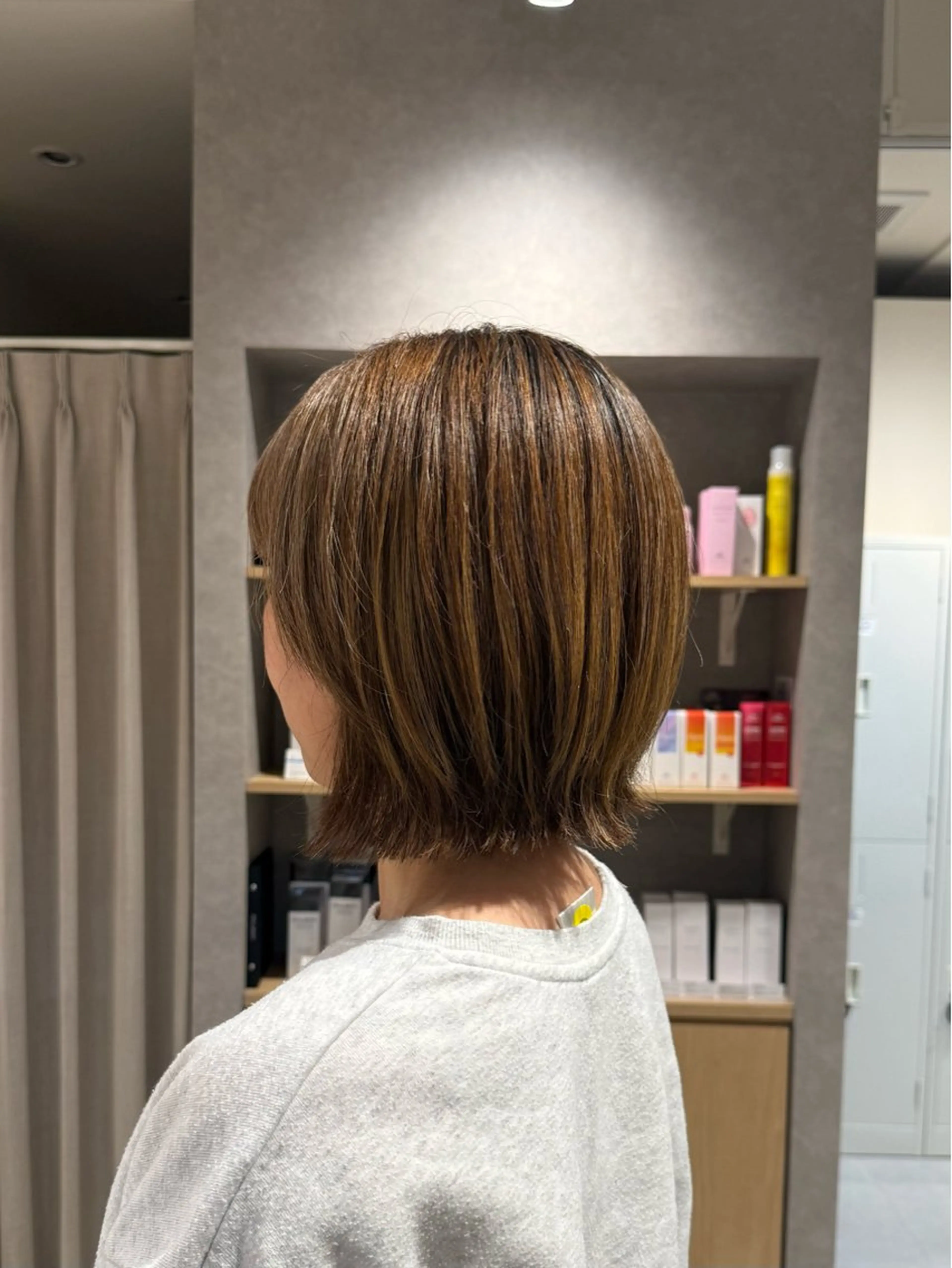 ミディアム レイヤーカット 外ハネヘア anju.カット 透明感カラー/パーマのヘアスタイル