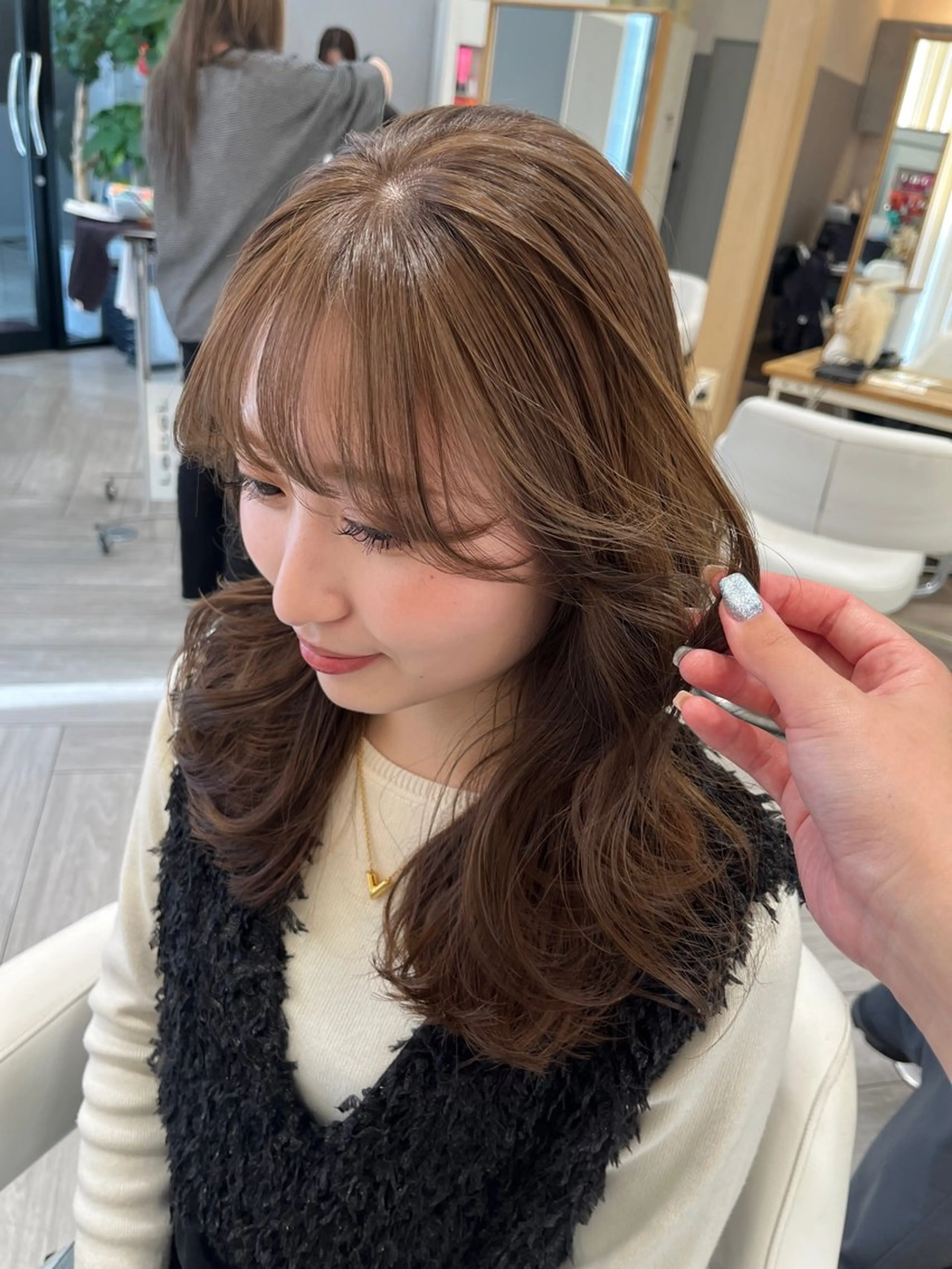 セミロング カラー セミロングレイヤー 透明感カラー グレージュ くびれヘア レイヤーカット カット ヘアカラー トリートメント AVANCE. chisatoのヘアスタイル