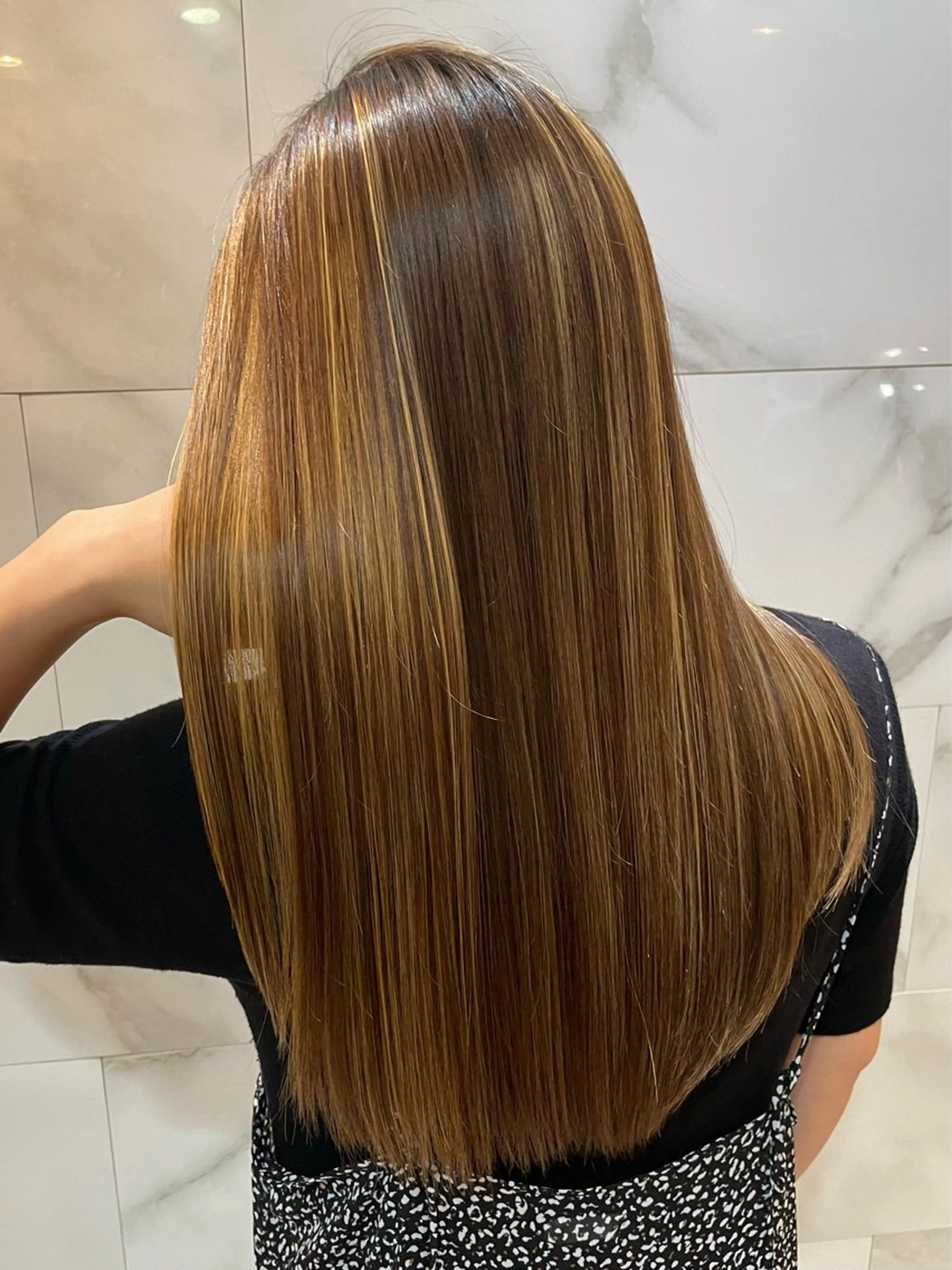 ロング カラー お団子ヘア ハイライトカラー ハイライト トリートメント 艶カラー吉祥寺🌸 KAZUEのヘアスタイル