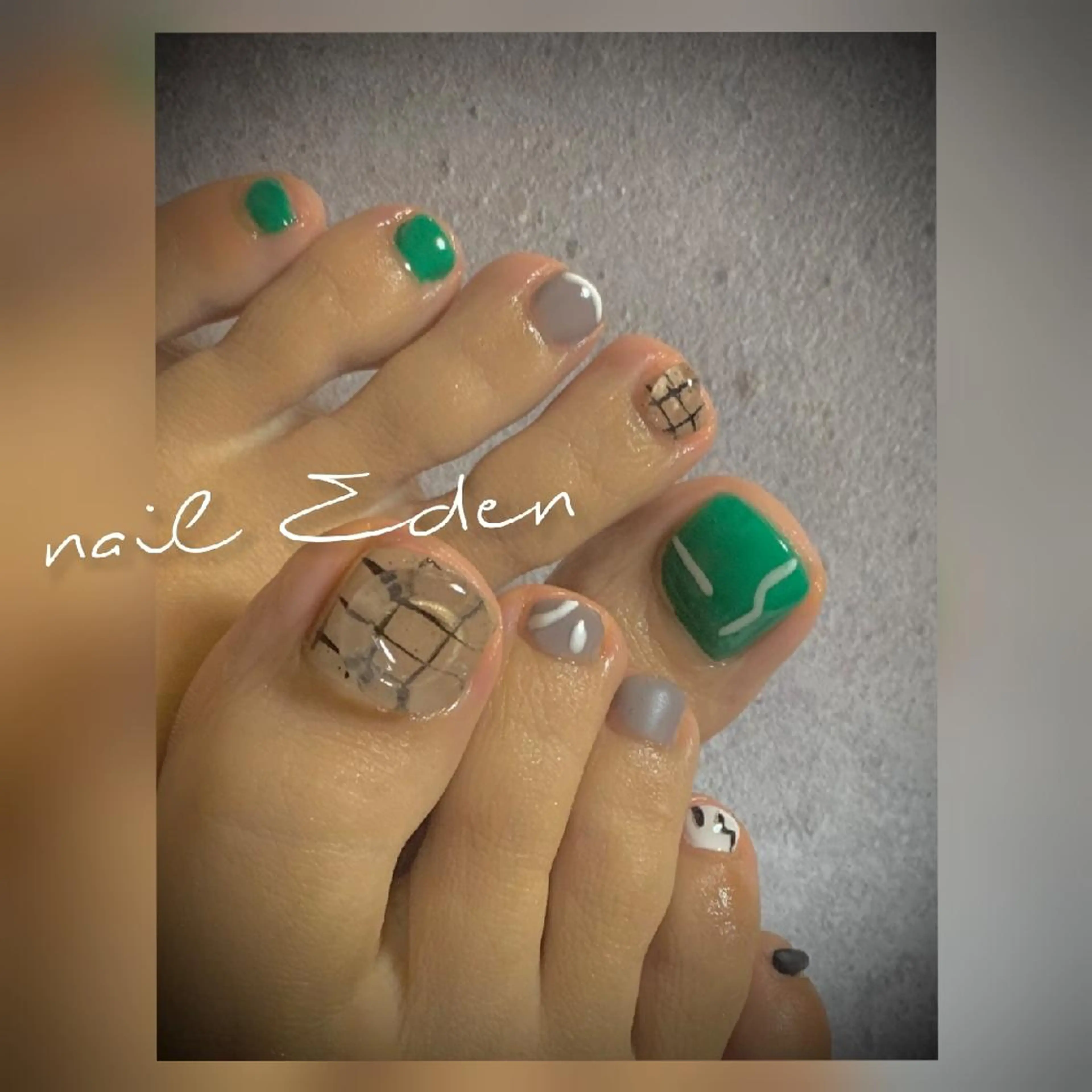 ネイル アートネイル グリーン ニュアンスネイル Eden ♾️のネイルデザイン