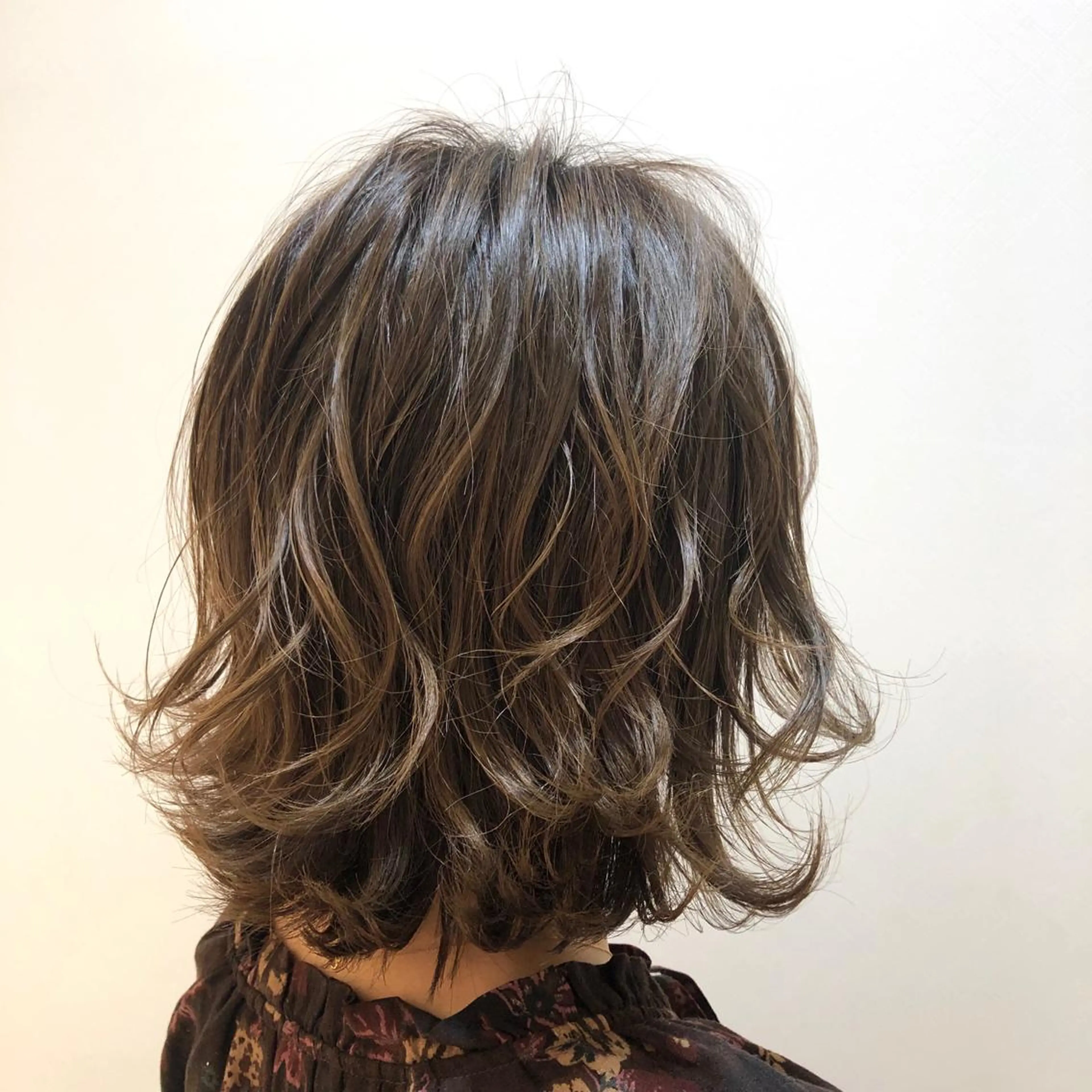 ミディアム カラー ブリーチ ケアブリーチ グレージュ イルミナカラー ミルクティーグレージュ 🌈ぷる艶カラー🌈 髪質改善👑柳沼尚貴のヘアスタイル
